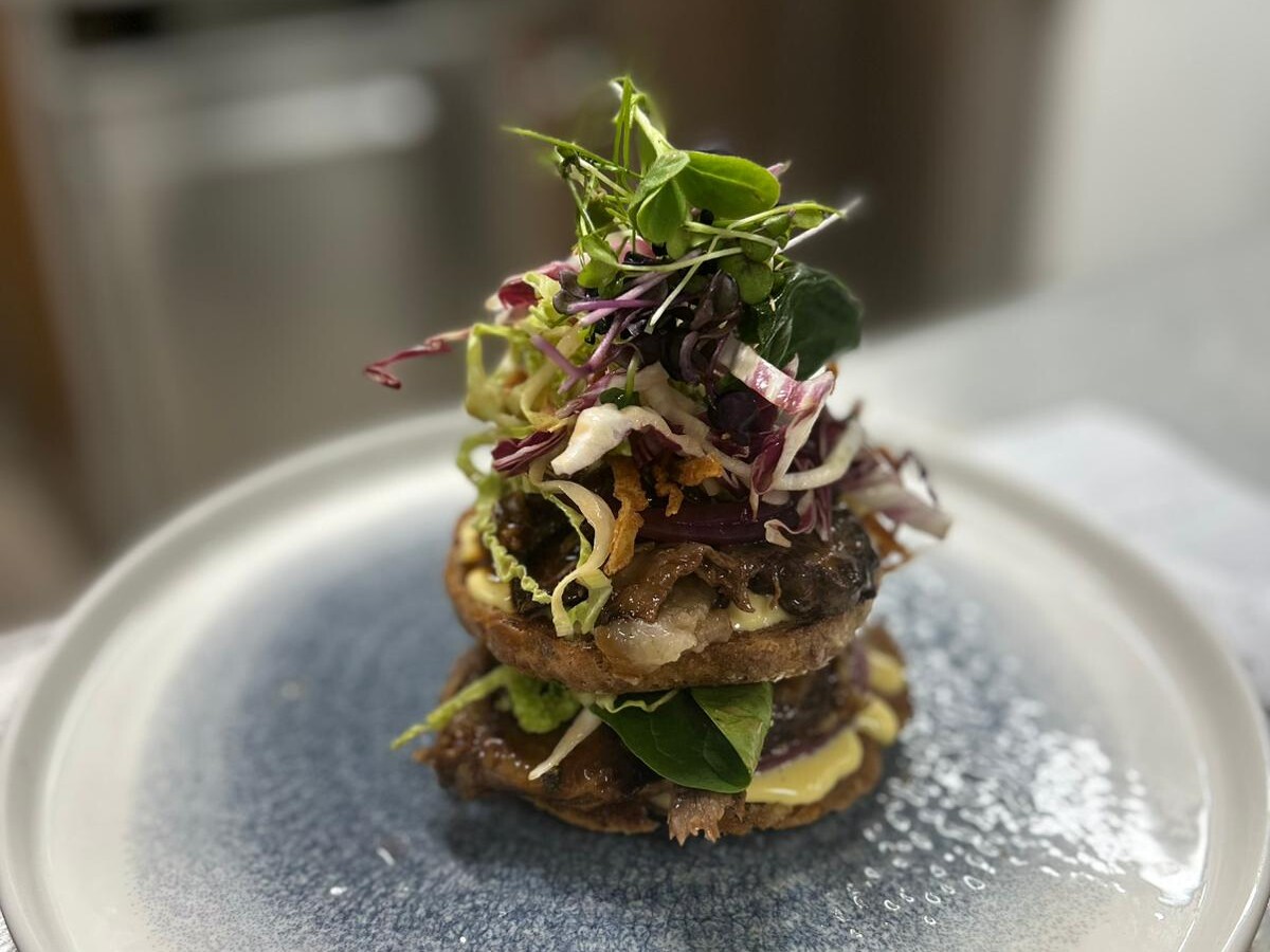 Abseits des Großstadttrubels liegt der Wirt von Dred – mitten im Landkreis Rosenheim. Und doch ist das Wirtshaus ein fester Anlaufpunkt für Gäste aus der ganzen Region. Verantwortlich dafür ist Lukas Weichselbaumer: Küchenchef, Gastgeber und Bindeglied zwischen Tradition und moderner Wirtshausküche.