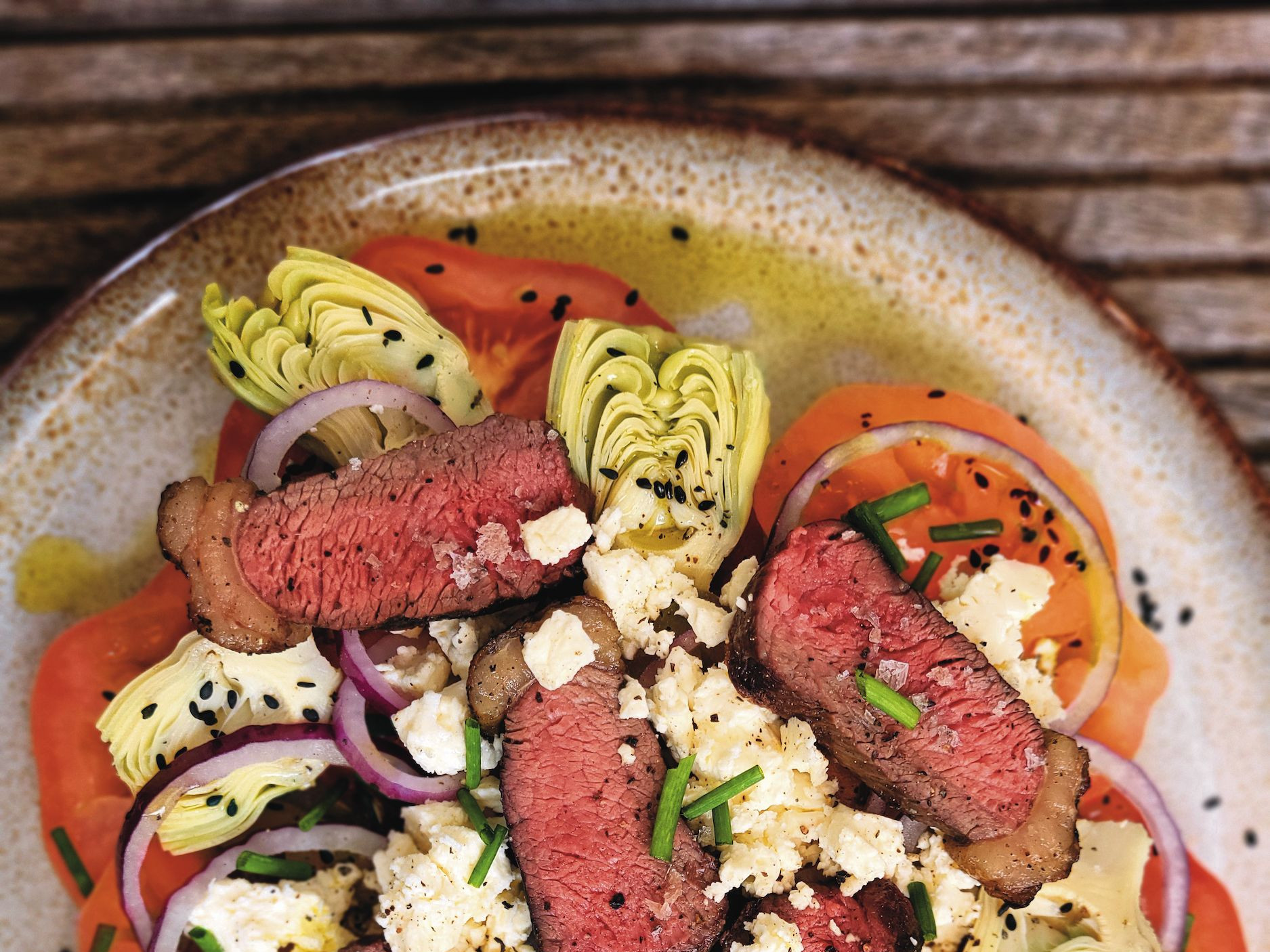 Rodeo Picanha in einem köstlichen Salat aus Artischocken und sonnengeriften Tomaten Rodeo Picanha in einem köstlichen Salat aus Artischocken und sonnengeriften Tomaten