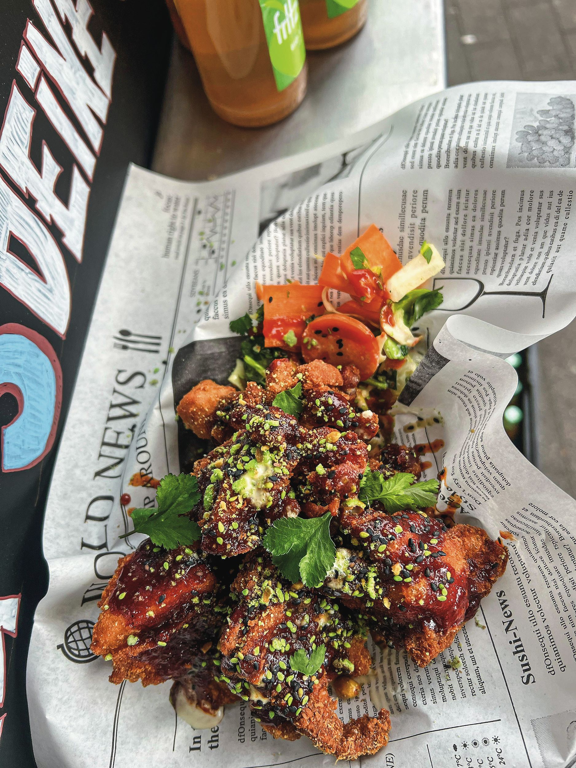 Korean Fried Chicken von Sean's Street Kitchen Korean Fried Chicken auf einer Zeitung