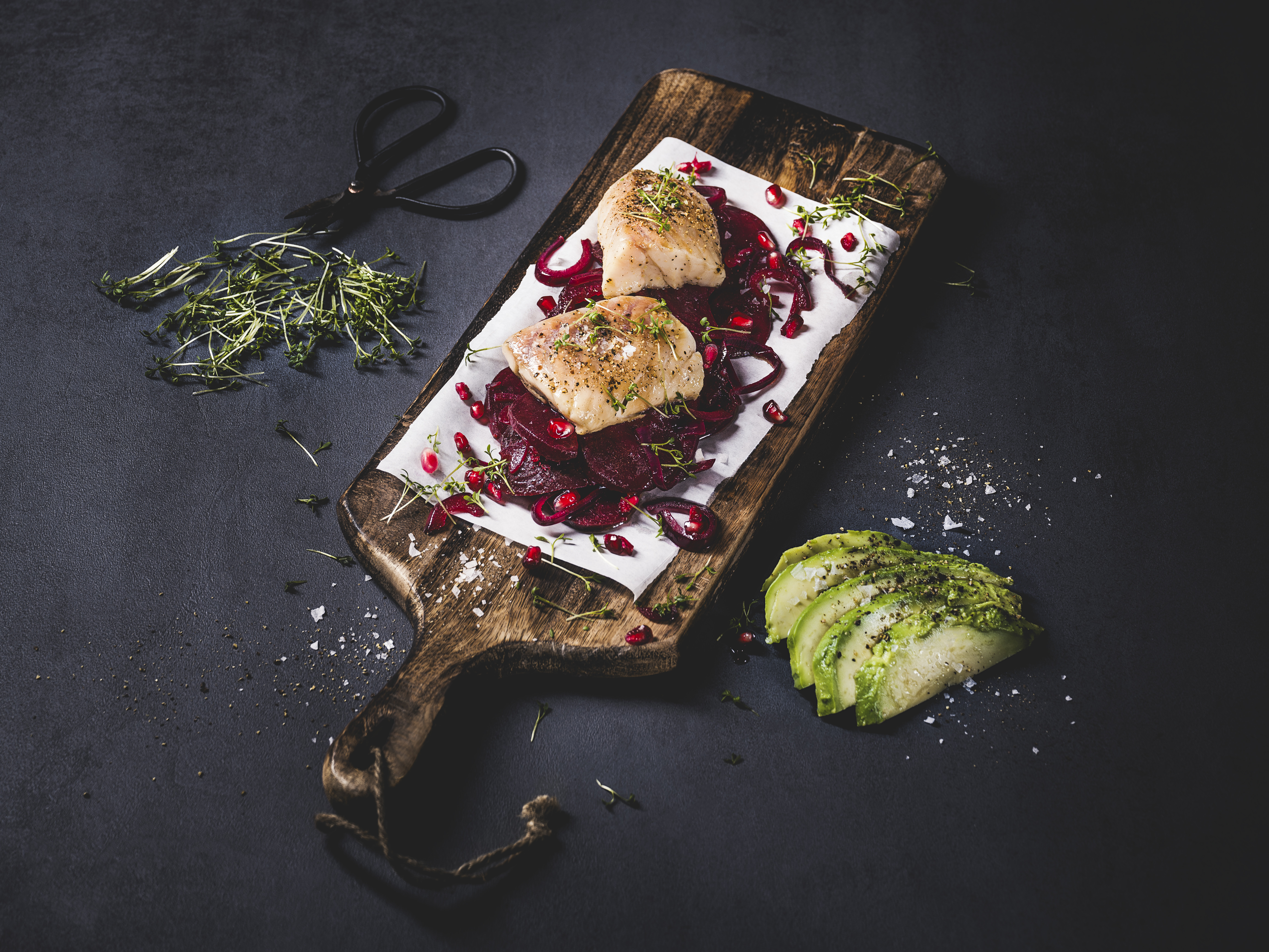 Servisa Seelachsfilet auf Rote-Bete-Miso-Salat Servisa TK-Seelachsfilets auf einem Rote-Bete-Miso-Salat