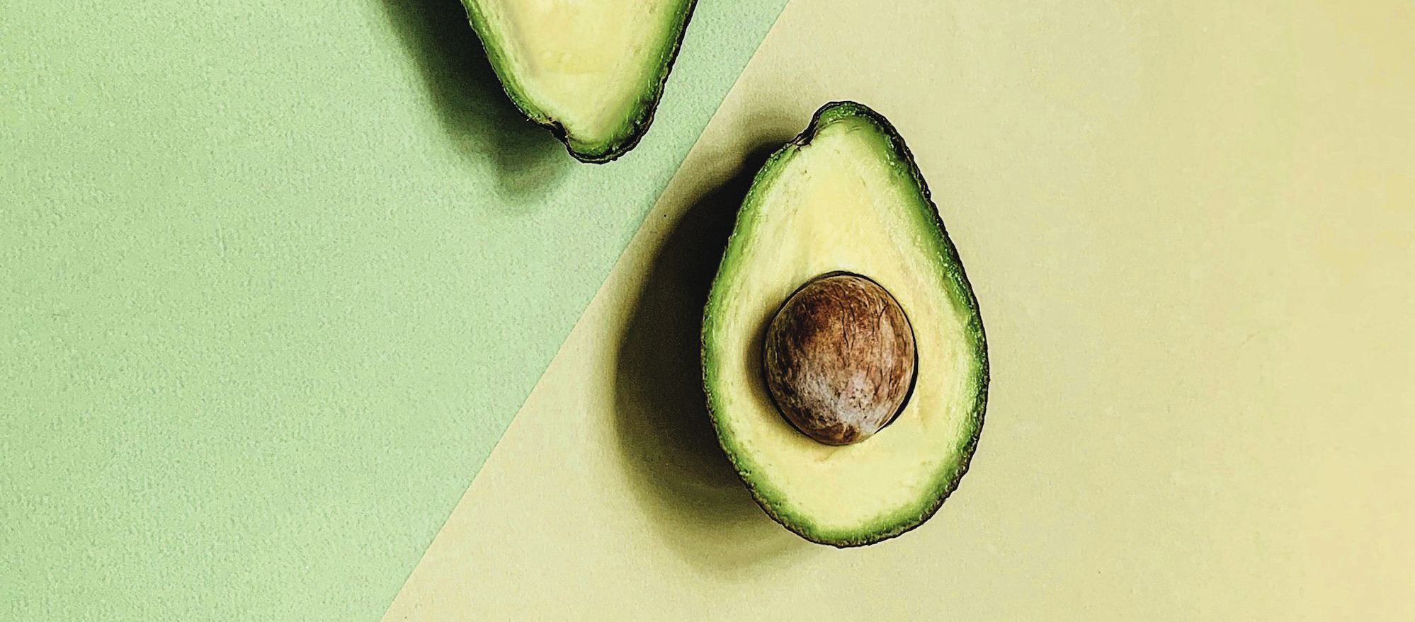 Avocados sind die Grundlage für Guasacaca. Eine halbierte Avocado