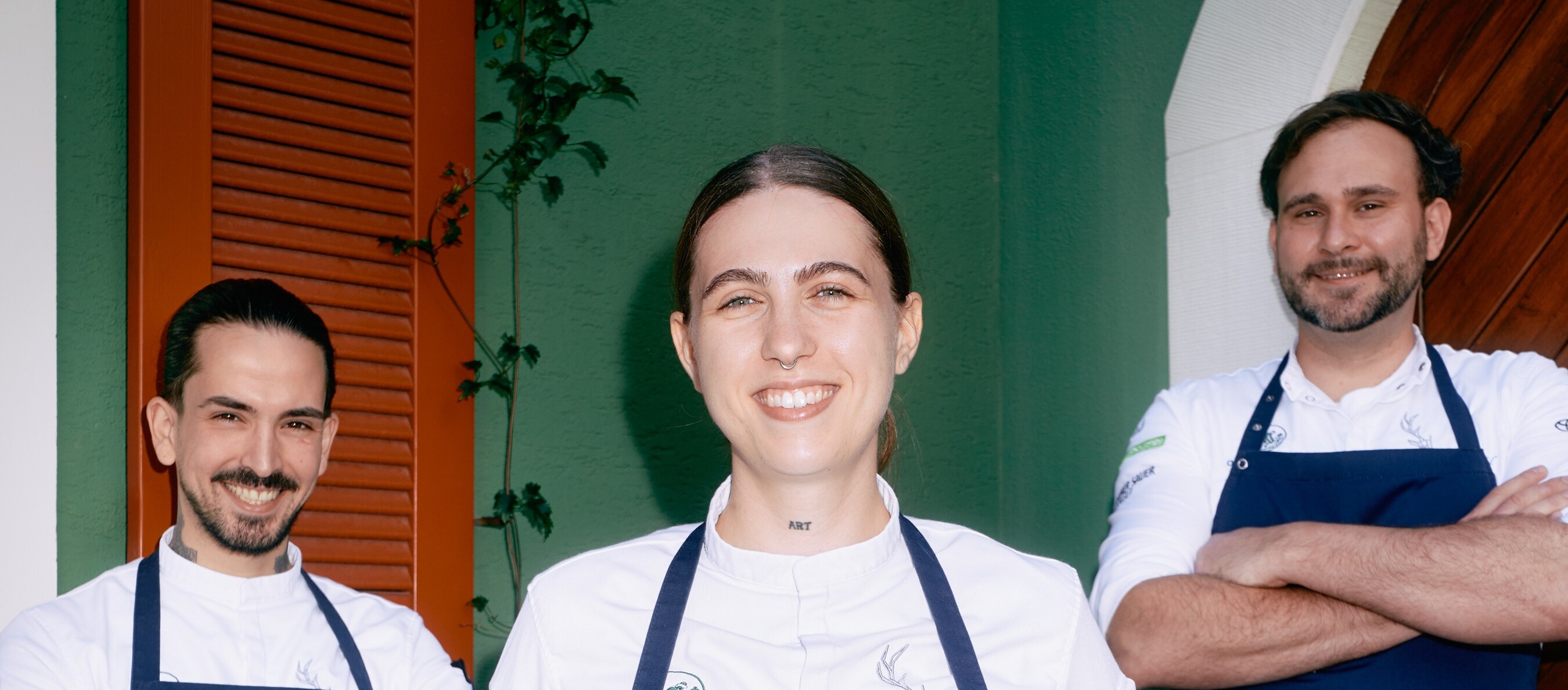 Eine Gruppe von Menschen in Schürzen lächelt.