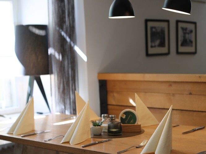 Ein Tisch mit Servietten darauf in einem Innenraum.