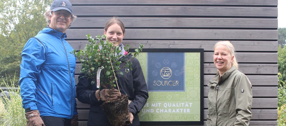 In Lübeck spendete Partner Lifebrands 20 Teepflanzen für die Service-Bund Zentrale Eine Gruppe von Menschen posiert für ein Foto im Freien.