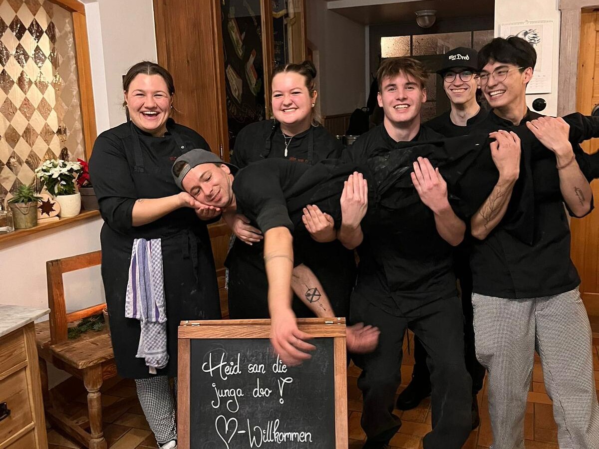 Hier arbeitet man gern: Teamarbeit statt Küchenhierarchie.