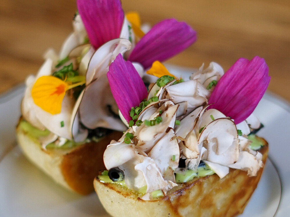 Im Fokus stehen hochwertige, saisonale Zutaten und ein respektvoller Umgang mit Ressourcen, bei dem Geschmack und Nachhaltigkeit Hand in Hand gehen. 