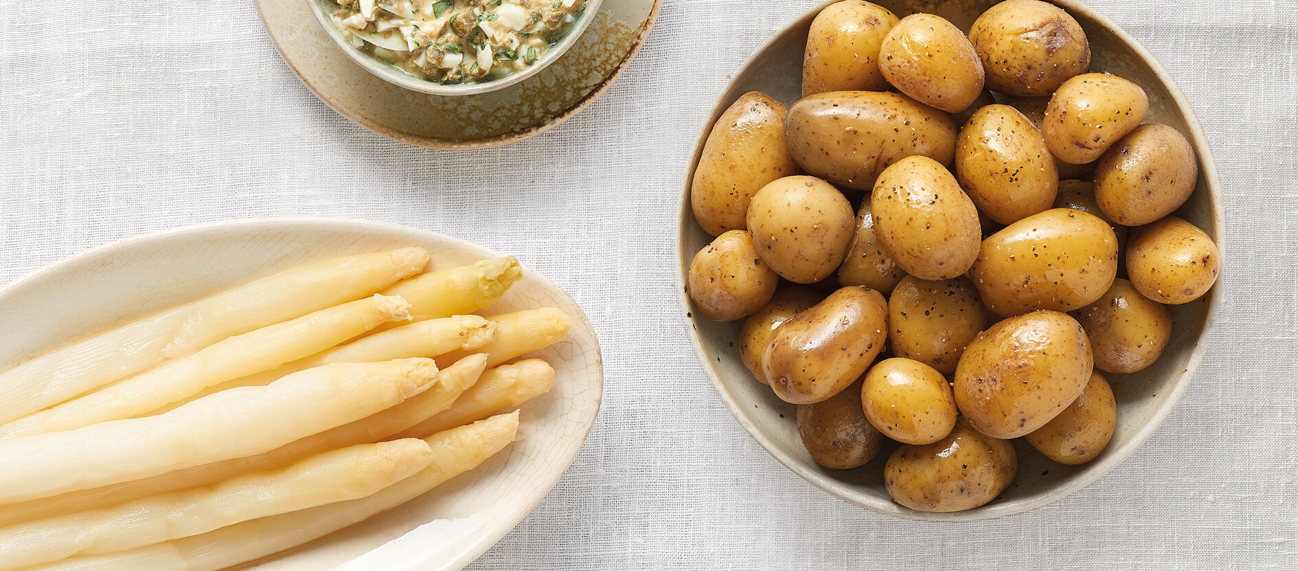Spargel: das Gemüse der Könige Ein Teller mit frittierten Reisbällchen, Saucen und Zitronen.