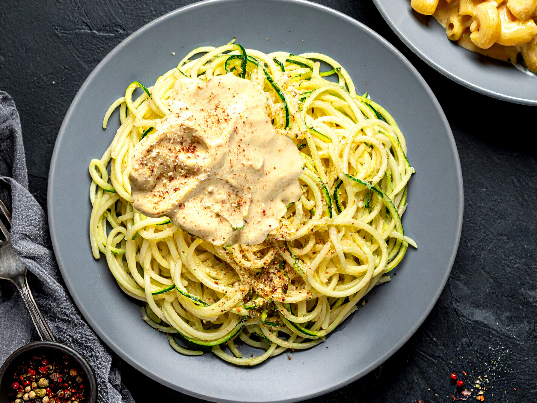 Ein Teller mit Zucchini-Nudeln und Käse-Sauce