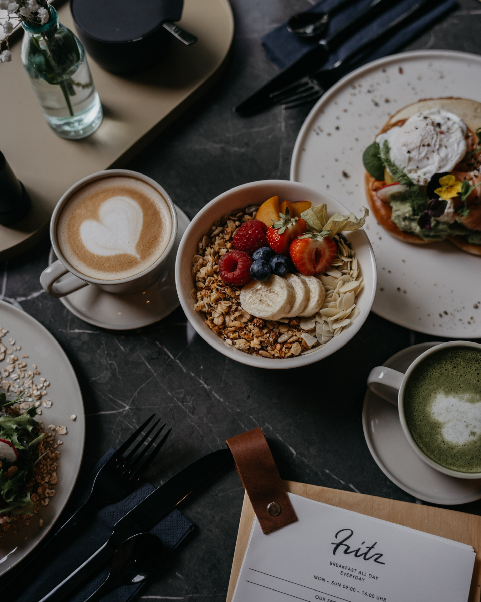 Muesli, Eier, Avocado Kaffee Latte, Matcha latte