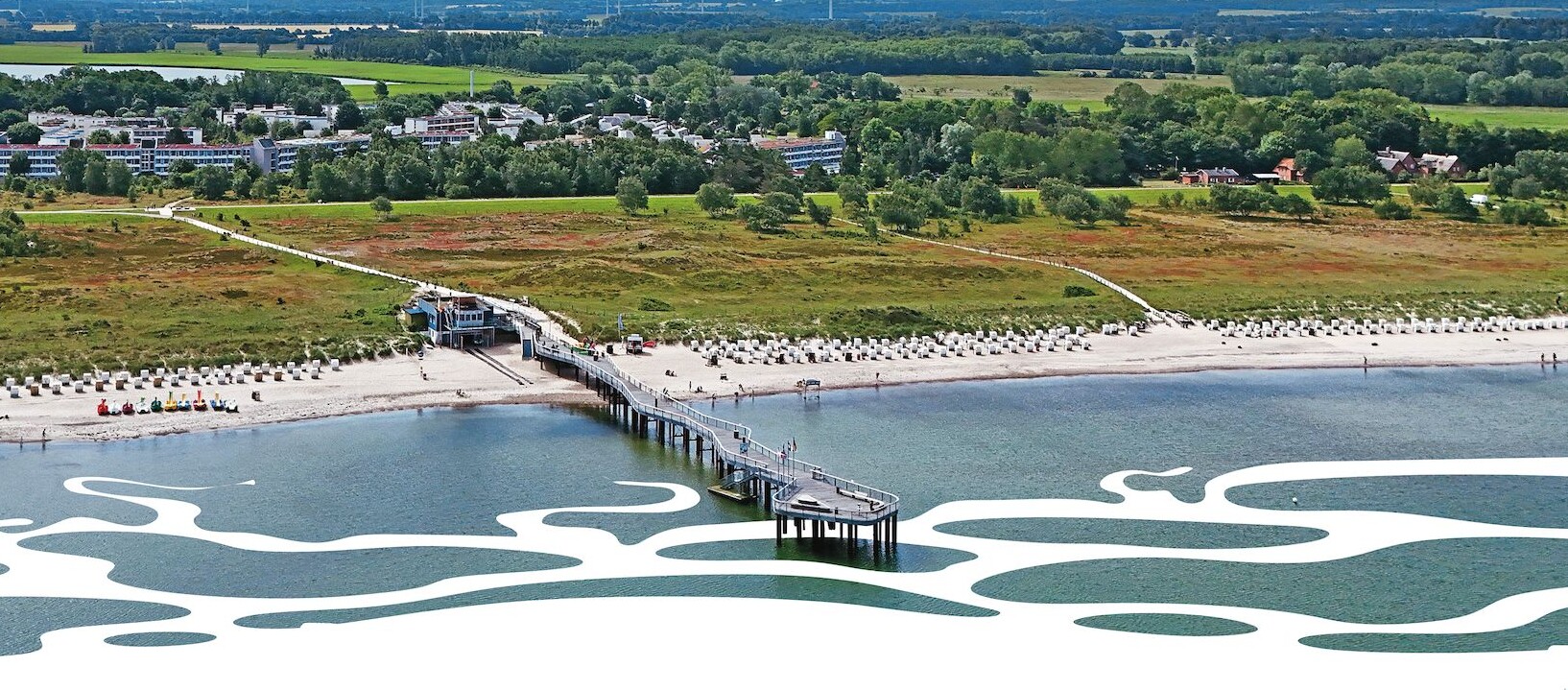 Lange Brücke über einem Strand