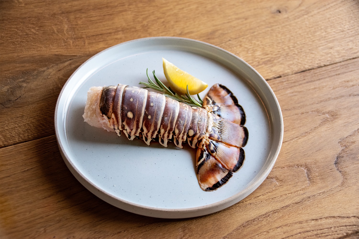 Mermaid Lachsfilet Mermaid Lachsfilet auf einer Servier-Platte