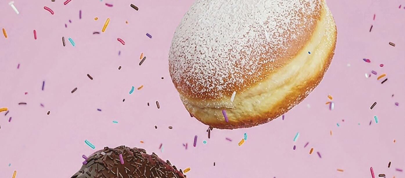 Eine Gruppe von Donuts in der Luft.