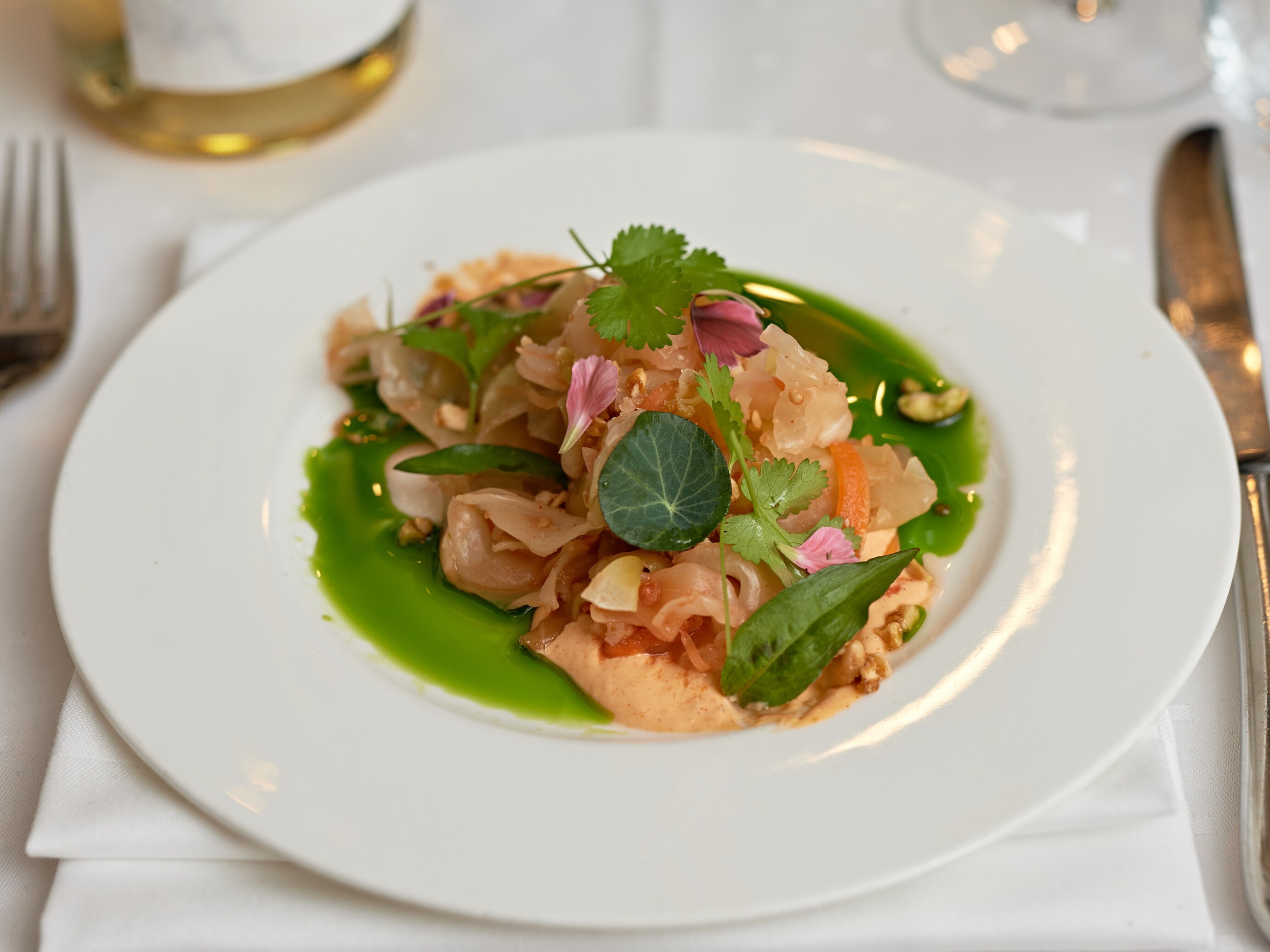 Ein Teller mit Essen auf einem Tisch.