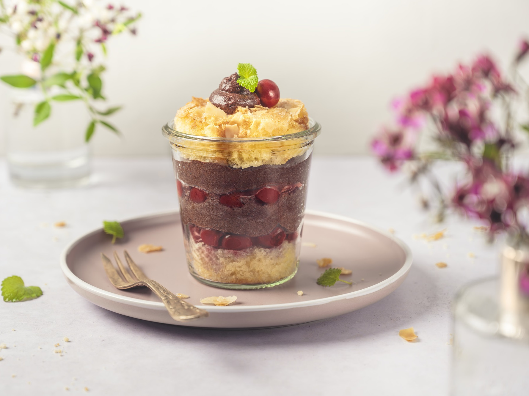 Trifl e mit Tonkabohne, Kirschkompott und Schokomousse Weckglas mit Zucker-Mandelkuchen, Tonkabohne, Schokomousse und Kirschkompott