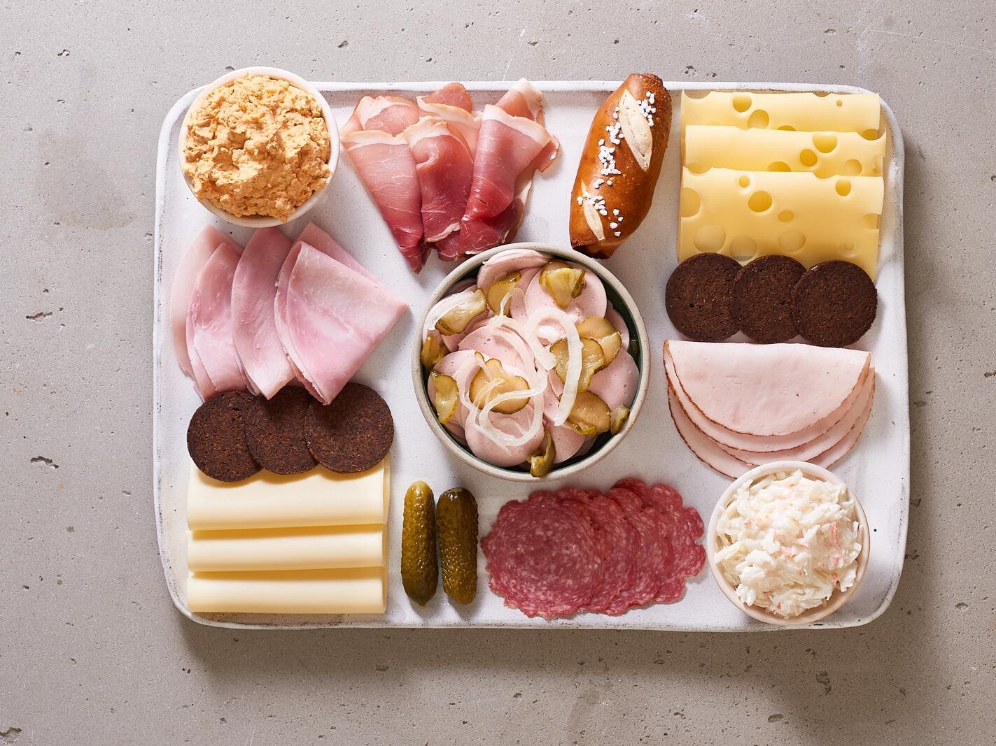 Ein Tablett mit verschiedenen Speisen auf einem Tisch.