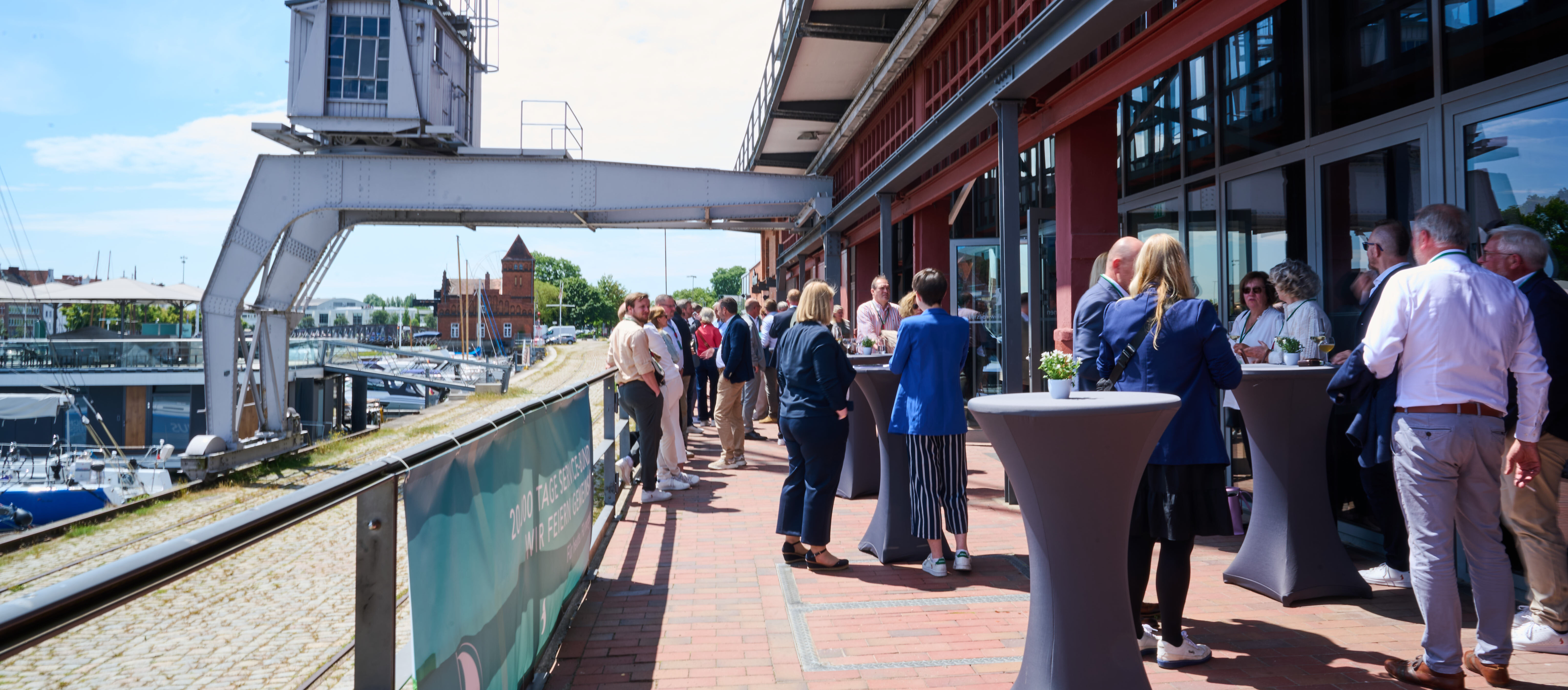 Gemeinsam mit Mitarbeitenden, Gesellschafterinnen und Gesellschafter der Service-Bund Unternehmen sowie Kooperationspartnern und Lieferanten traf man sich am 17. Juni 2026 in Lübeck, um 20.000 Tage Service-Bund zu feiern.