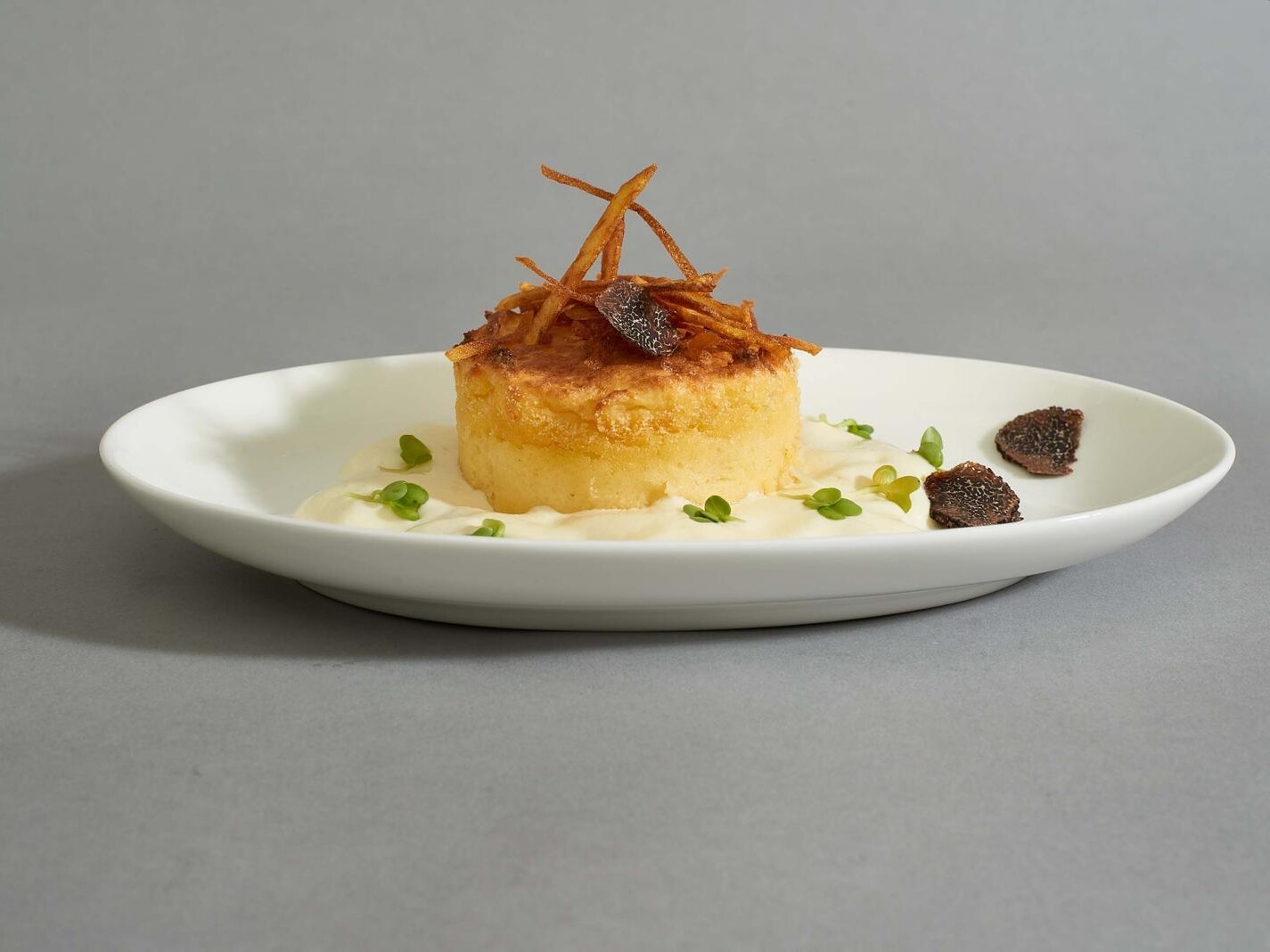 Kartoffelsouflée auf Parmesanschaum mit Trüffeln