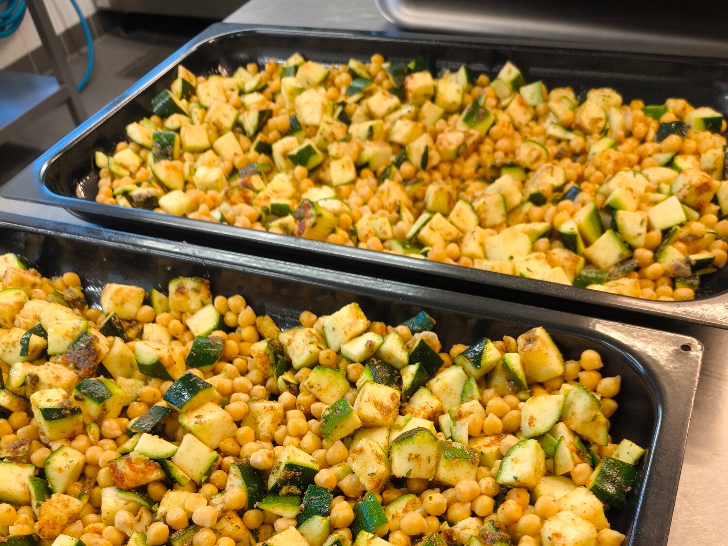 Ofengemüse kommt gut an. Tabletts mit Essen auf einer Theke