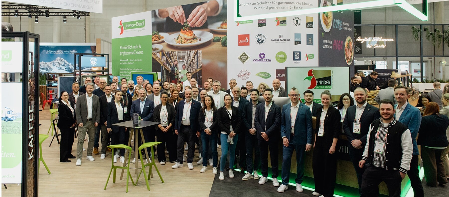 Eine große Menschenmenge in einem großen Raum