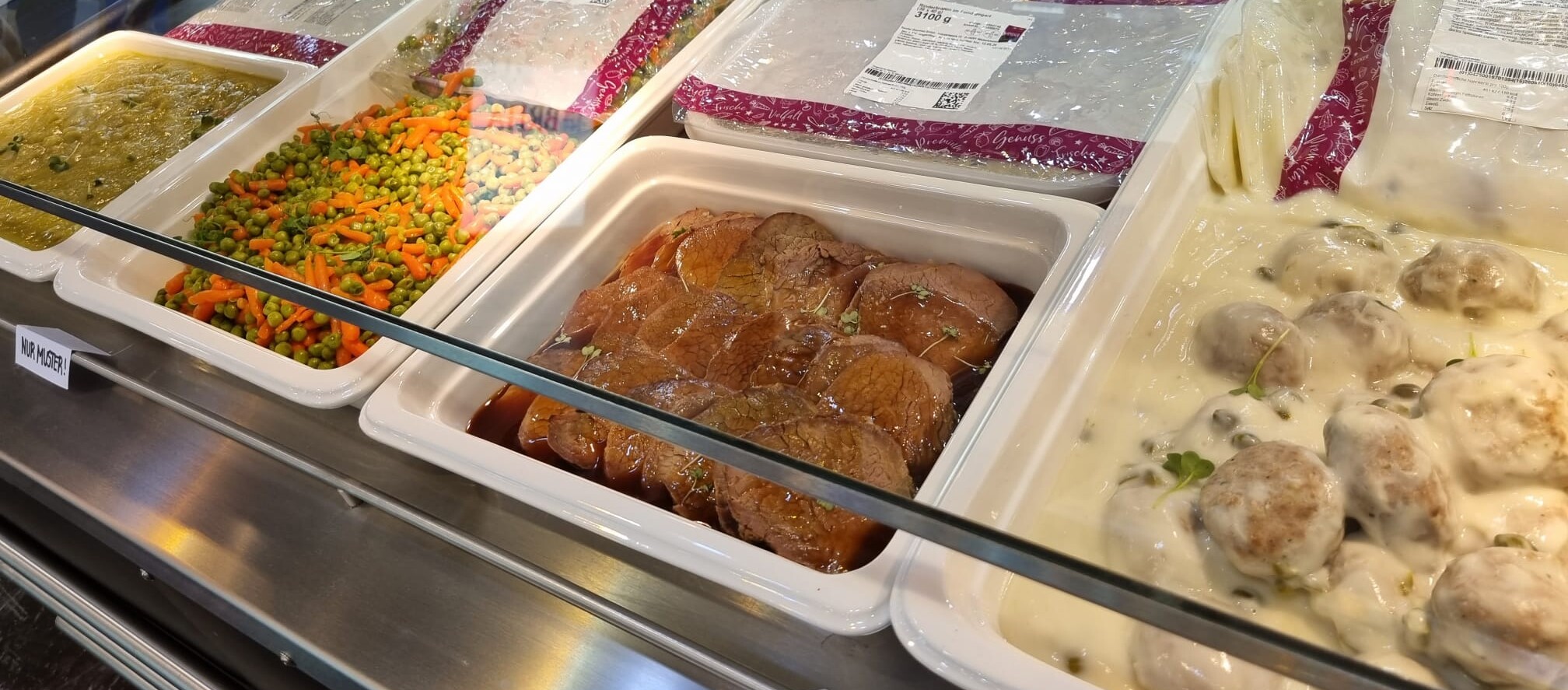 Die Messe ALTENPFLEGE in Essen bot vom 21. bis 23. April 2026 einen umfassenden Überblick über aktuelle Produkte, Dienstleistungen und Entwicklungen in der Pflegebranche. Über 500 Aussteller präsentierten in den Hallen 5 bis 8 Lösungen aus Bereichen wie Pflege und Therapie, Digitalisierung, Verpflegung, Einrichtung sowie dem Management von Pflegeeinrichtungen. Ergänzt wurde das Angebot durch ein breites Kongress- und Vortragsprogramm, in dem zentrale Herausforderungen der Branche diskutiert wurden.