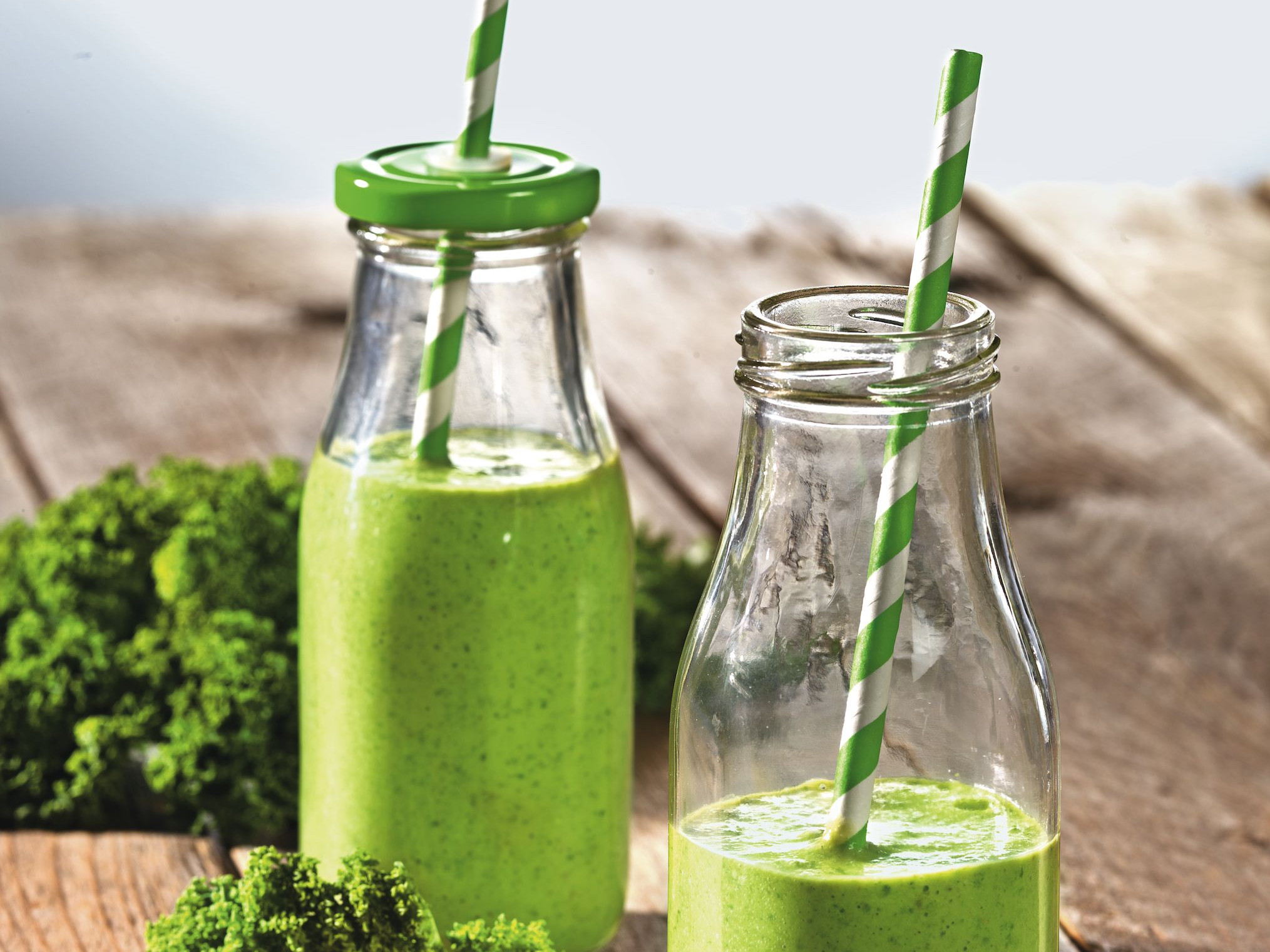 Grüner Smoothie in einer Glasflasche