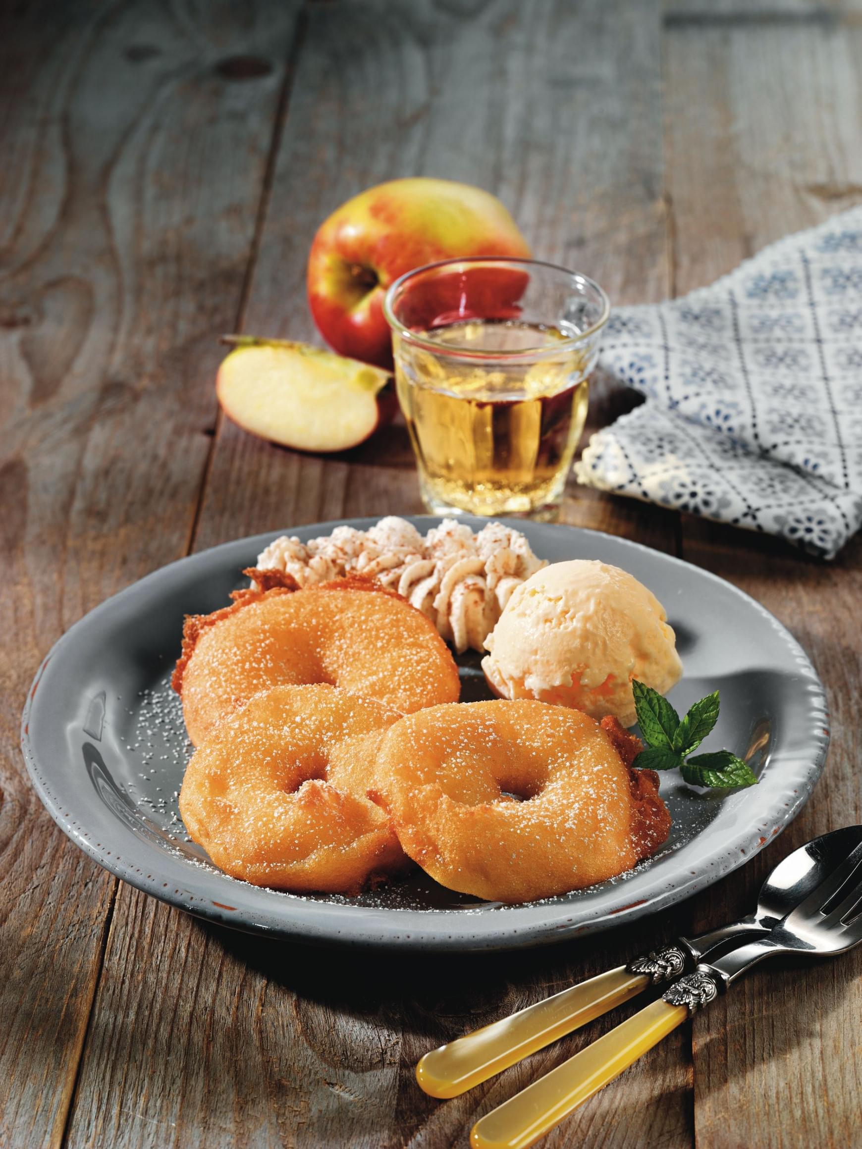 Bayerische Apfelkücherl mit Sauerrahmeis und Honig-Zimt-Sahne - Rezepte ...