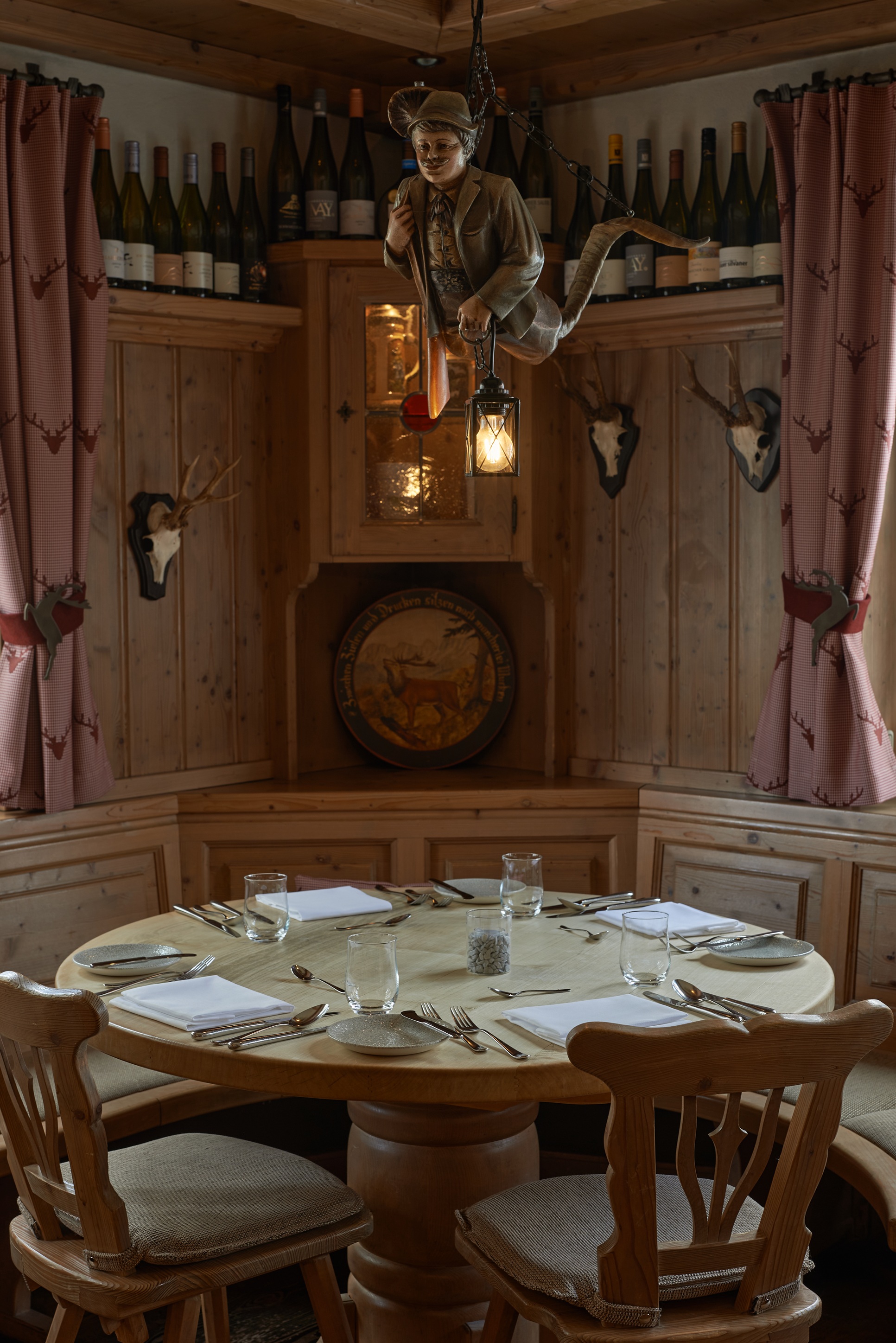 Ein gedeckter Esstisch in einem geschmackvoll eingerichteten Speiseraum.