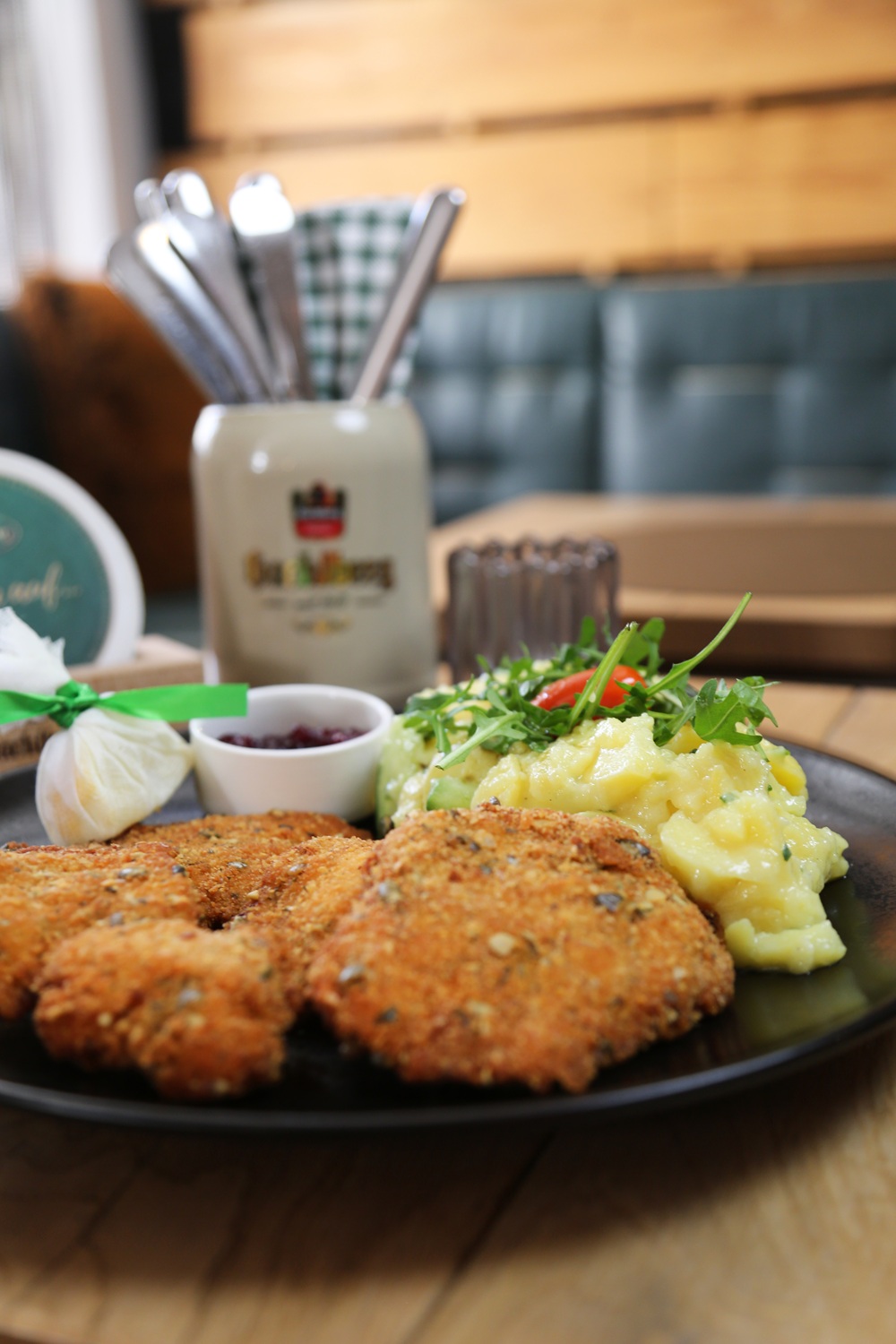 Bestseller Schnitzel Ein Teller mit Schnitzel und Beilagen auf einem Tisch.