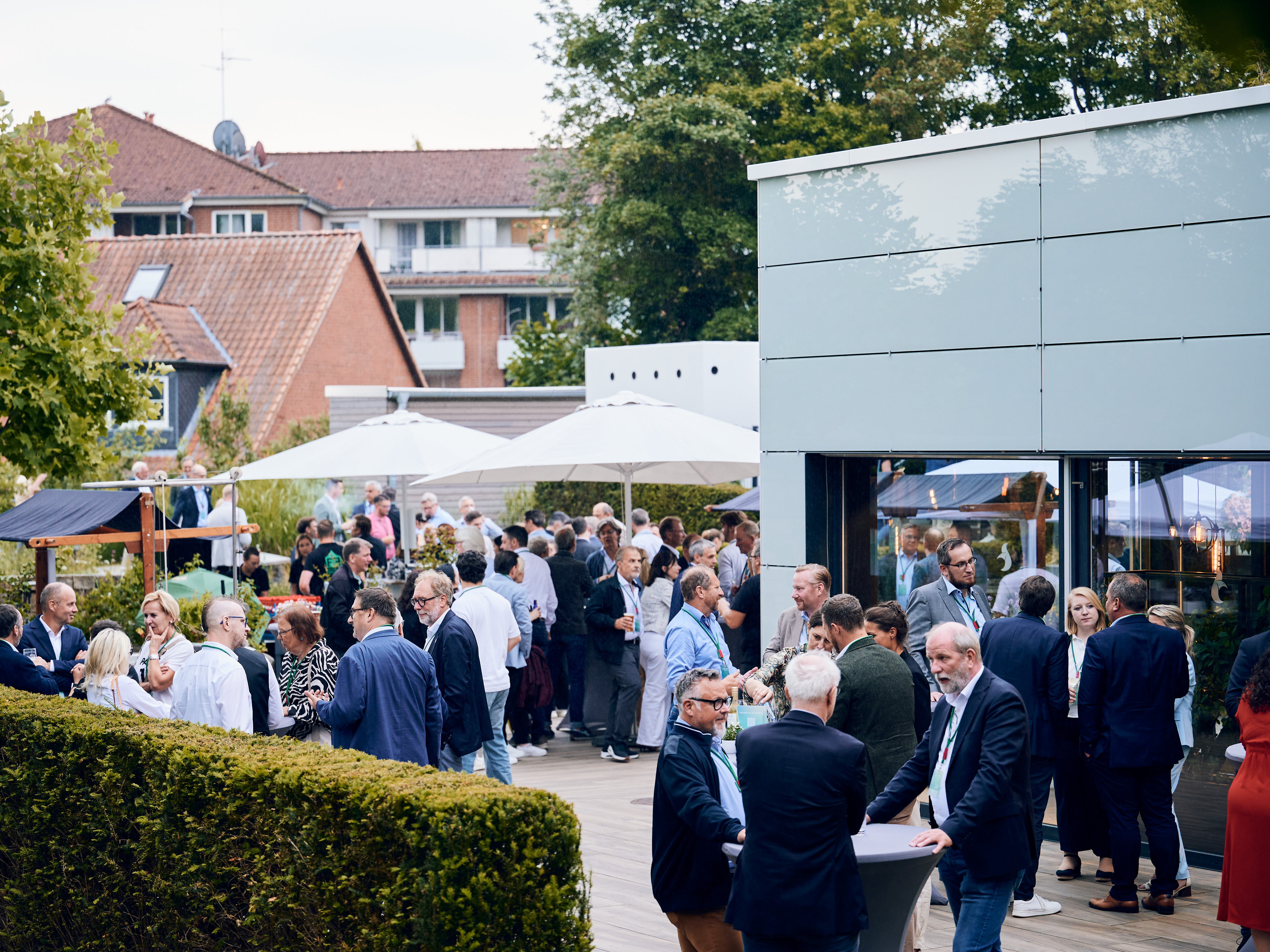 Gemeinsam mit Mitarbeitenden, Gesellschafterinnen und Gesellschafter der Service-Bund Unternehmen sowie Kooperationspartnern und Lieferanten traf man sich am 17. Juni 2026 in Lübeck, um 20.000 Tage Service-Bund zu feiern.
