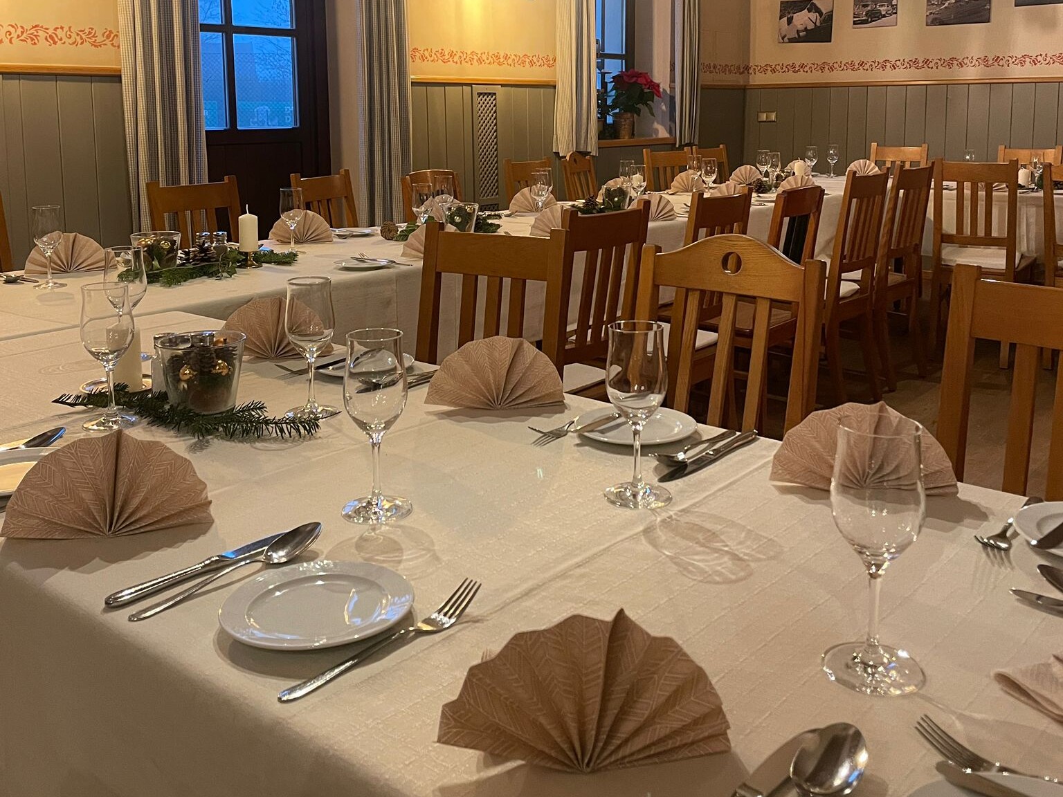 Abseits des Großstadttrubels liegt der Wirt von Dred – mitten im Landkreis Rosenheim. Und doch ist das Wirtshaus ein fester Anlaufpunkt für Gäste aus der ganzen Region. Verantwortlich dafür ist Lukas Weichselbaumer: Küchenchef, Gastgeber und Bindeglied zwischen Tradition und moderner Wirtshausküche.