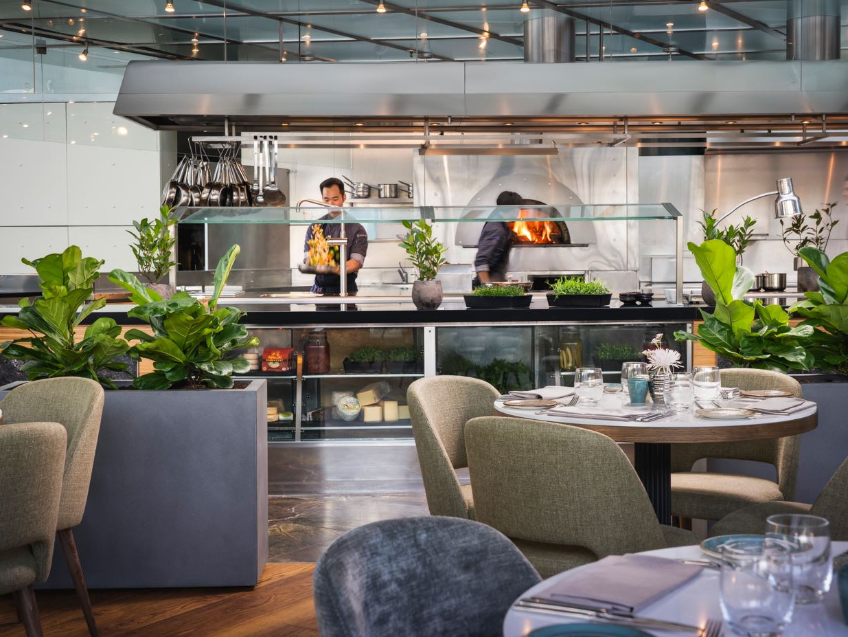 Das Highlight des Restaurants Bellpepper ist seine offene Showküche mit Holzofen, die Einblicke in die Zubereitung der Speisen gibt. Das Highlight des Restaurants Bellpepper ist seine offene Showküche mit Holzofen, die Einblicke in die Zubereitung der Speisen gibt.