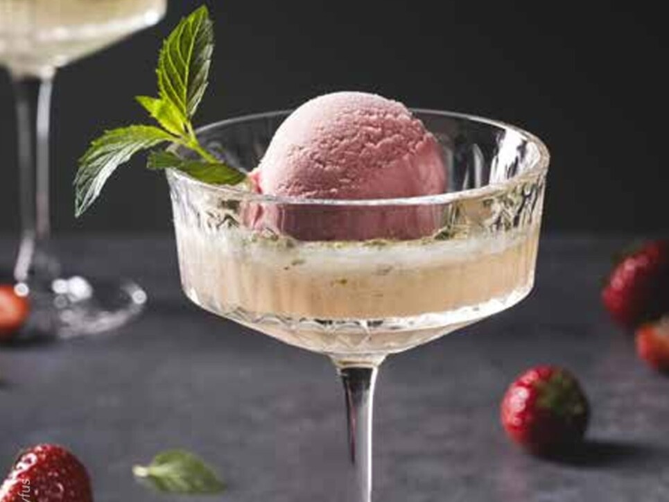 Better Desserts Erdbeer Hugo Ein Glas mit einer Kugel Eiscreme.