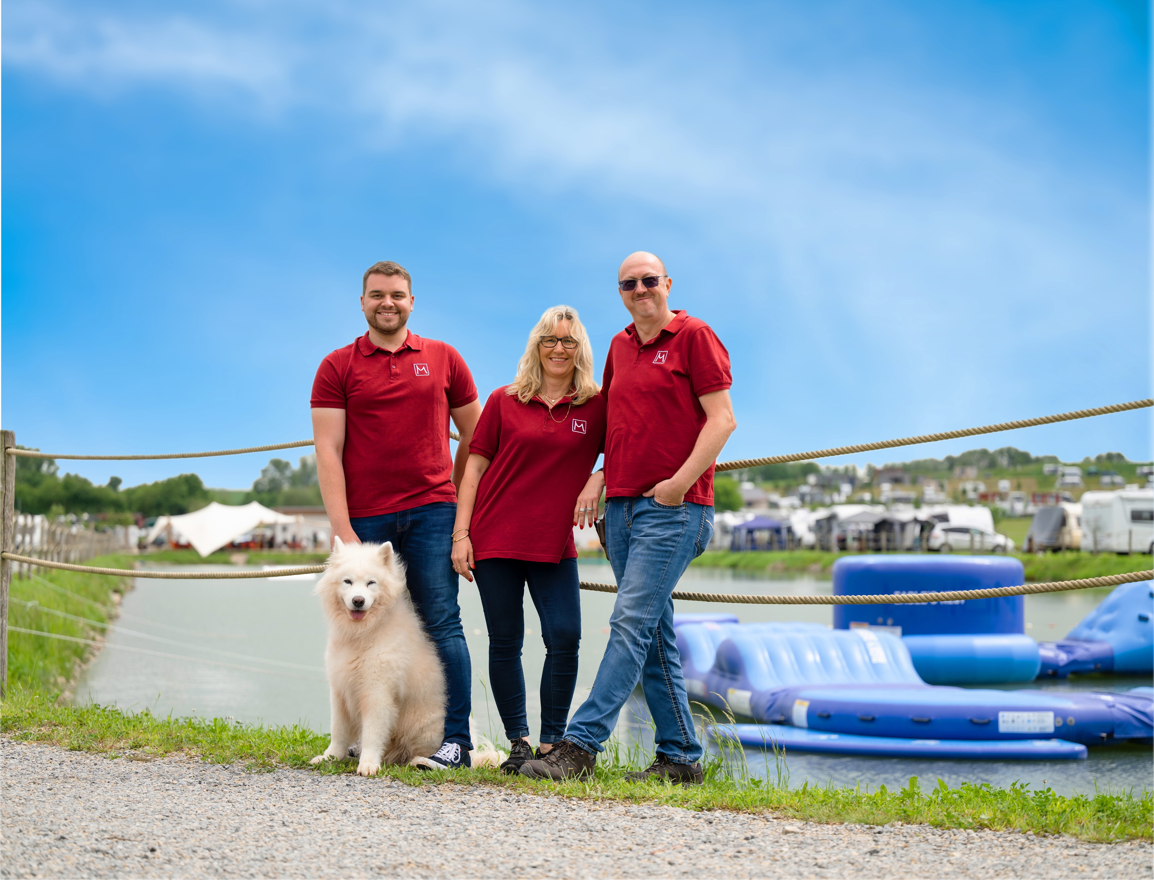 Mario Wawro, Johanna Wawro und Oliver Charrier betreiben das Freizeitparadies Mohrenhof. Eine Gruppe von Menschen posiert mit einem Hund.