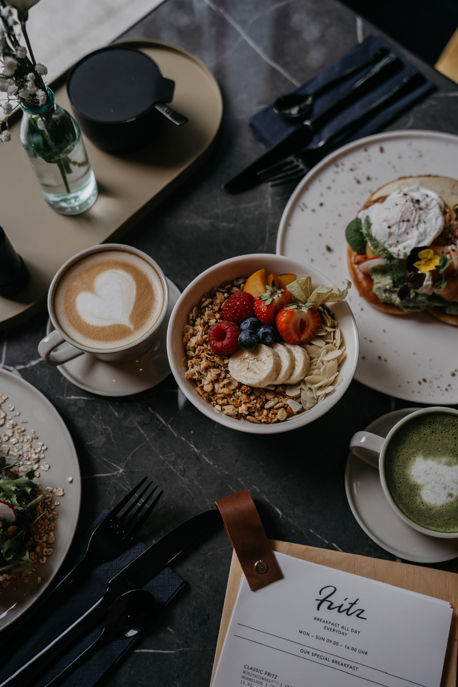 Frühstücksangebot mit Matcha