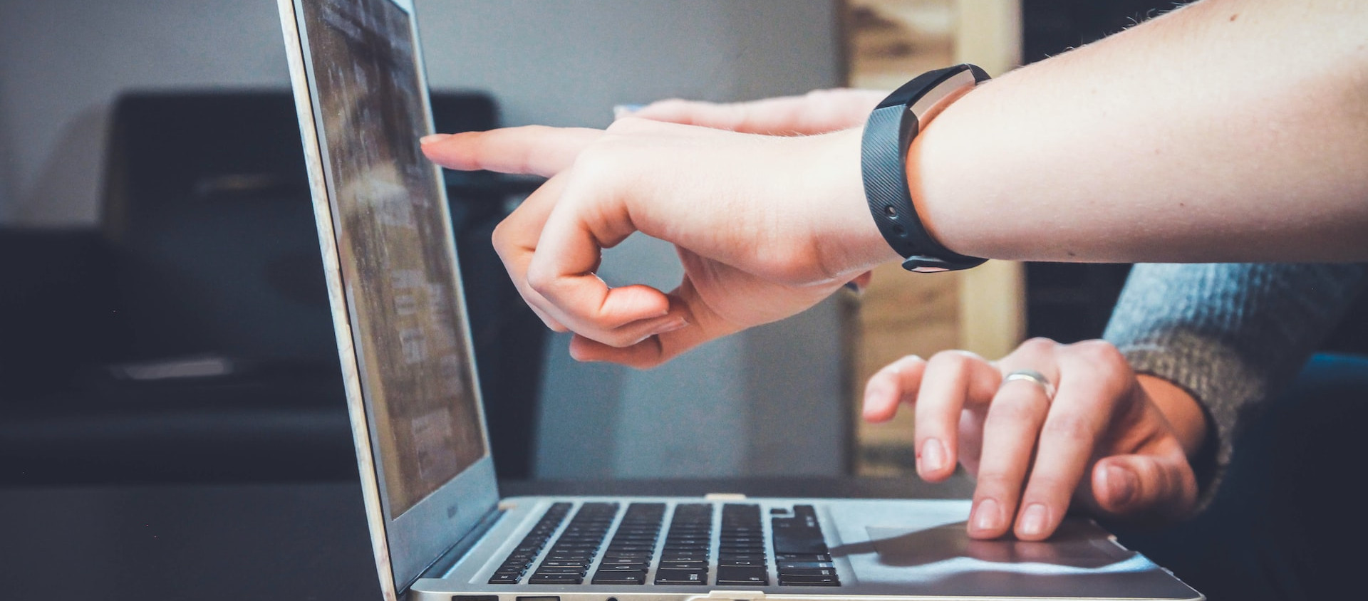 Laptop und Hände zeigen was dran Laptop und Hände zeigen was dran