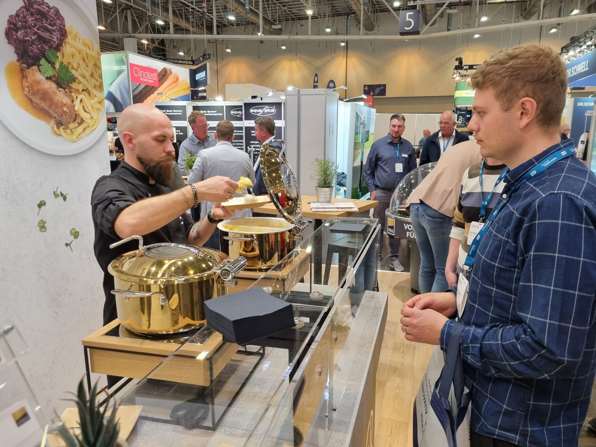 Im Mittelpunkt der Messe standen darüber hinaus Trends wie die fortschreitende Digitalisierung, etwa durch digitale Dokumentation, Robotik, vernetzte Systeme und KI-gestützte Anwendungen, die das Pflegepersonal entlasten sollen. Auch technische Assistenzsysteme und smarte Lösungen gewinnen immer mehr an Bedeutung, um Pflegekräfte zu unterstützen und die Selbstständigkeit von Pflegebedürftigen zu fördern. Gleichzeitig entwickeln sich Versorgungs- und Wohnkonzepte weiter hin zu mehr Individualität und Flexibilität. Ein anderes zentrales Thema ist der Fachkräftemangel, der neue Ansätze in der Personalgewinnung und Qualifizierung erfordert. Zudem rücken nachhaltige und effiziente Betriebsabläufe stärker in den Fokus.