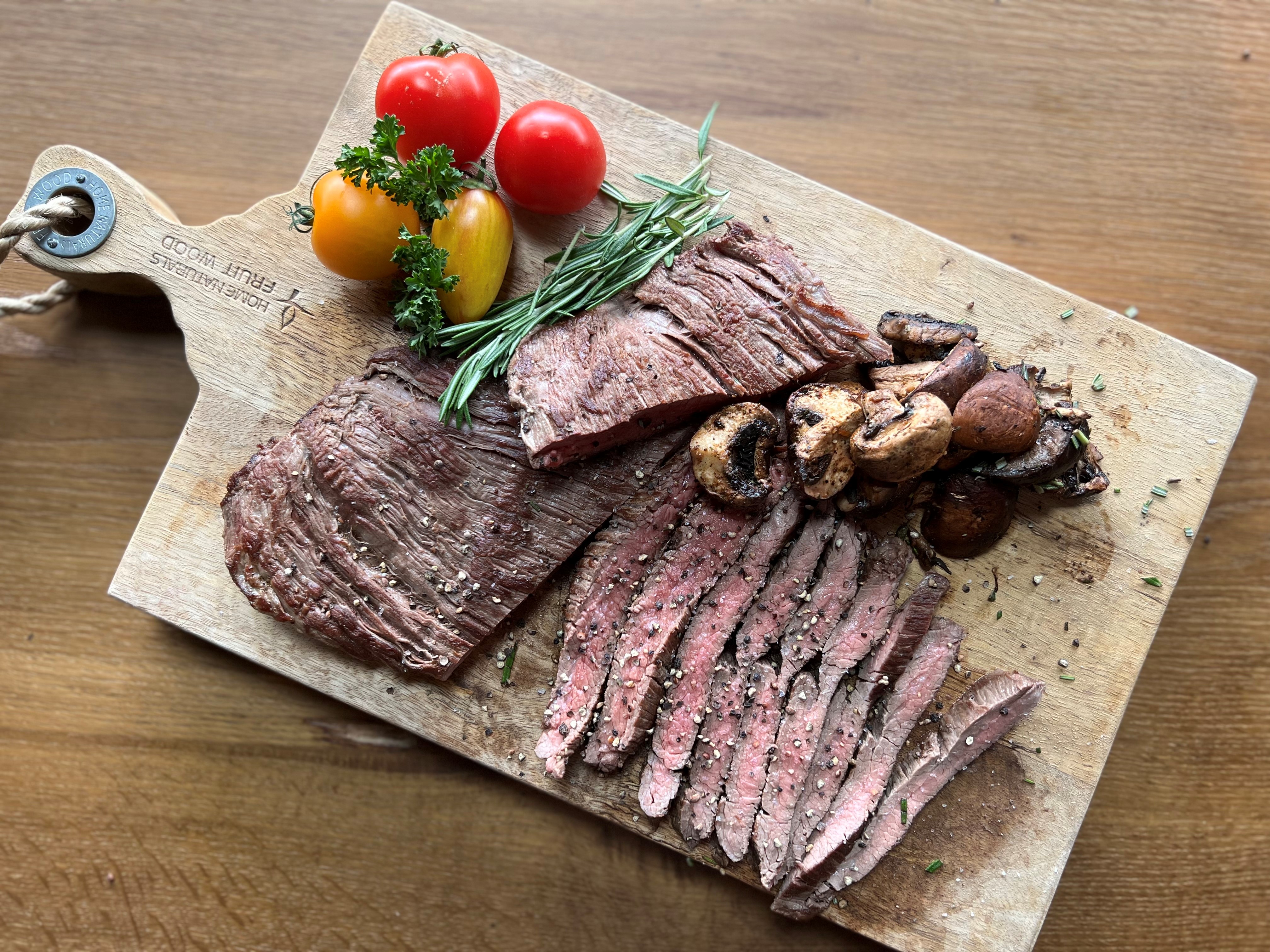 Rodeo Flank Steak mit Kräuter-Champignons