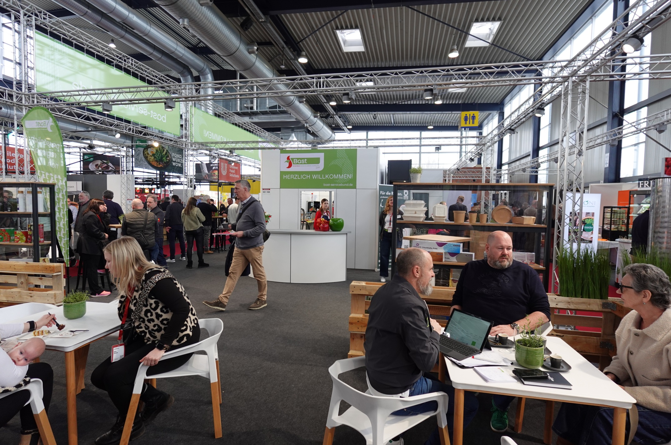 Der Messestand der Familie Bast lud wieder viele Besucher zu einem persönlichen Gespräch ein. Der Messestand der Familie Bast lud wieder viele Besucher zu einem persönlichen Gespräch ein.