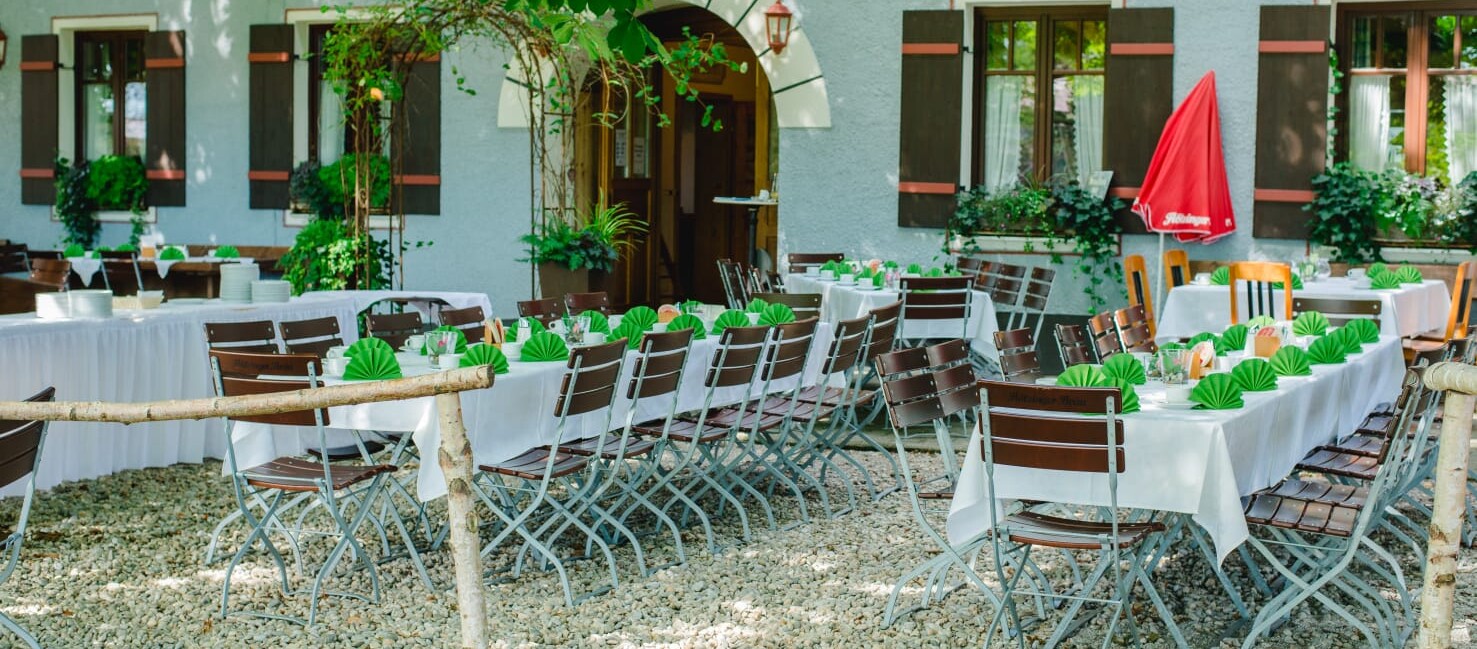 Abseits des Großstadttrubels liegt der Wirt von Dred – mitten im Landkreis Rosenheim. Und doch ist das Wirtshaus ein fester Anlaufpunkt für Gäste aus der ganzen Region. Verantwortlich dafür ist Lukas Weichselbaumer: Küchenchef, Gastgeber und Bindeglied zwischen Tradition und moderner Wirtshausküche.