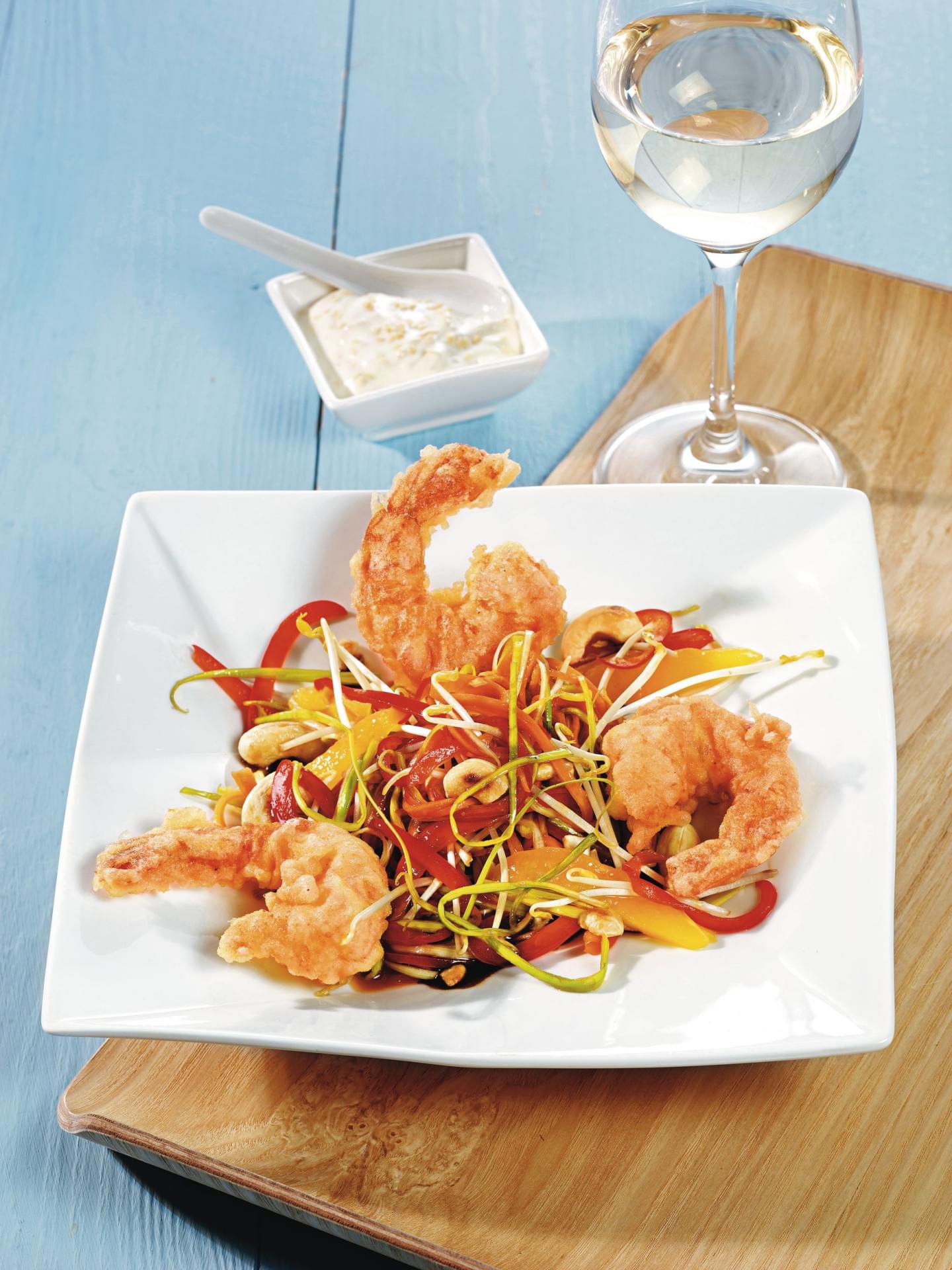 Tempura-Garnelen mit Wasabi-Sesam-Dip auf asiatischem Gemüsesalat ...