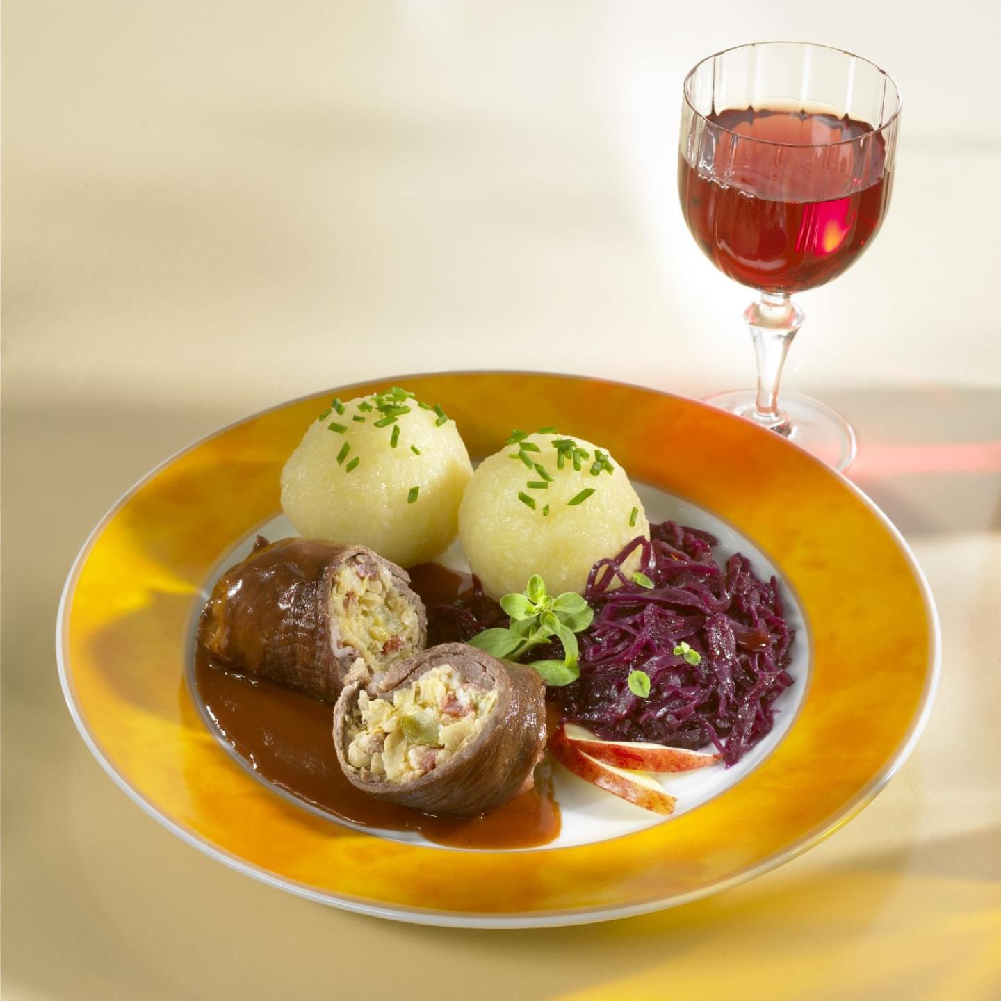 Rinderroulade mit Rotkohl und Sächsischen Knödeln - Rezepte - Service-Bund Rinderroulade mit Rotkohl und Sächsischen Knödeln - Rezepte - Service-Bund