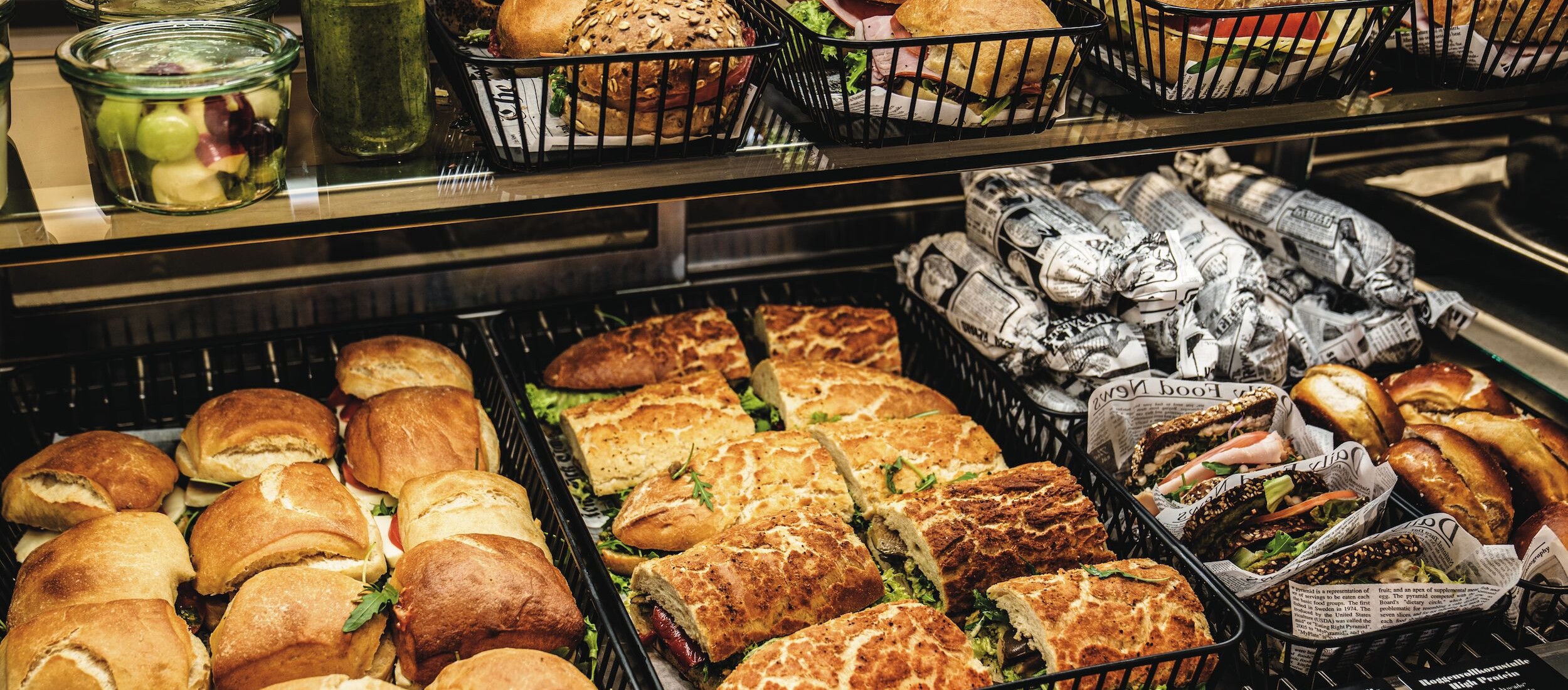Bistro der Freudenberg-Gruppe Eine Auslage mit Sandwiches und anderen Lebensmitteln.
