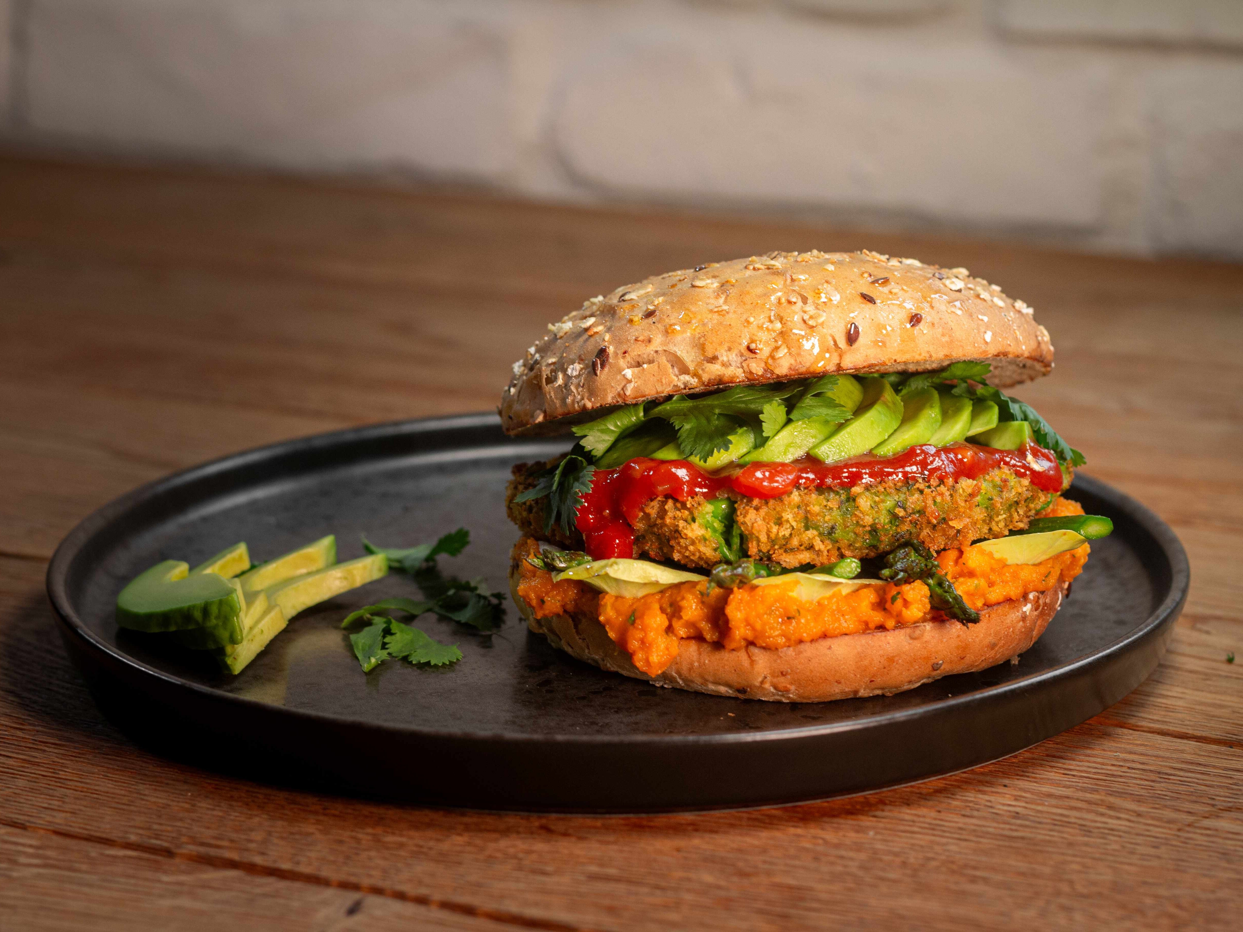 Der vegane Garden Burger überzeugt mit viel frischem Gemüse. Der vegane Garden Burger überzeugt mit viel frischem Gemüse.