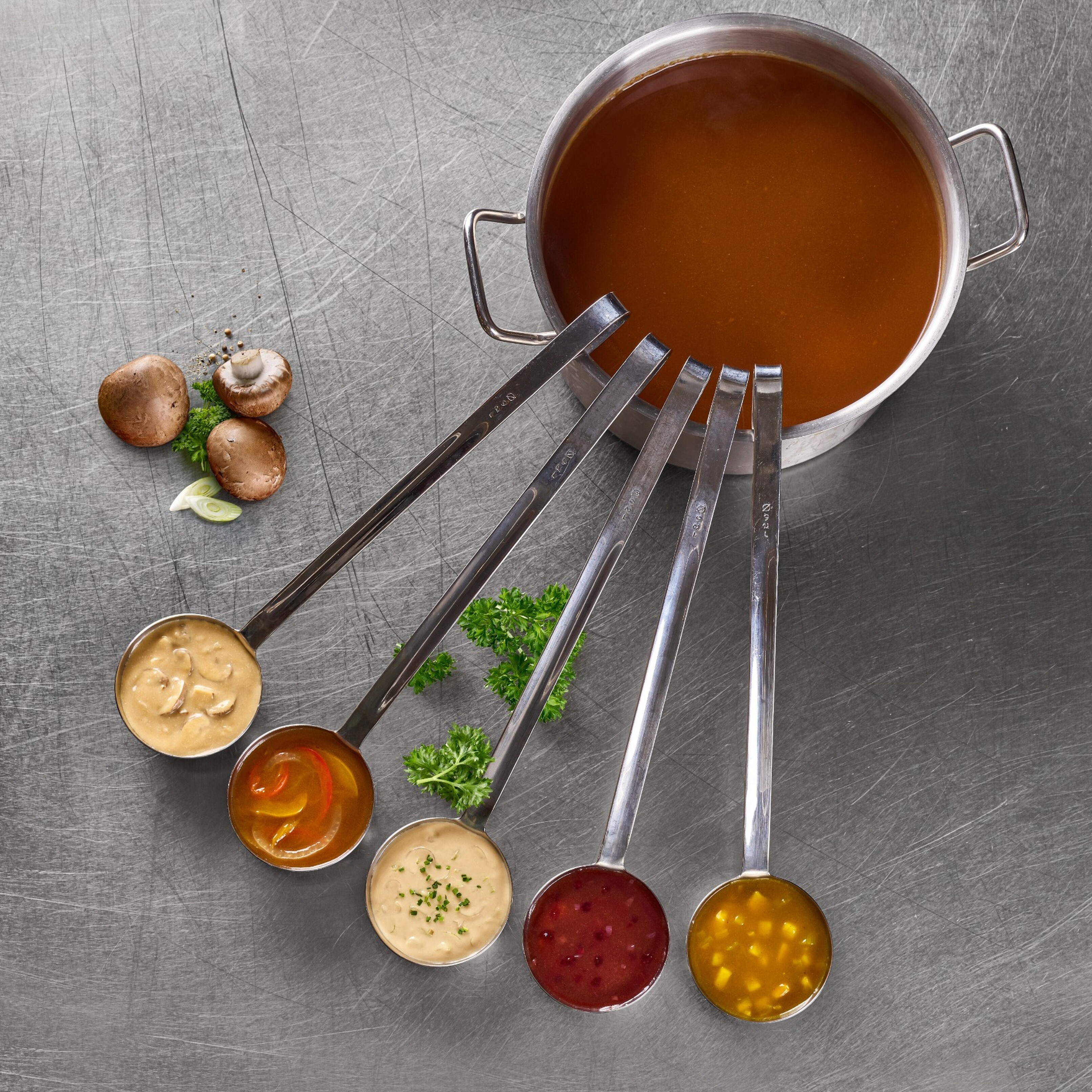 Gewinnspiel Unilever Food Solutions Servisa Magazin September2026 Eine Gruppe von Löffeln mit verschiedenen Saucen