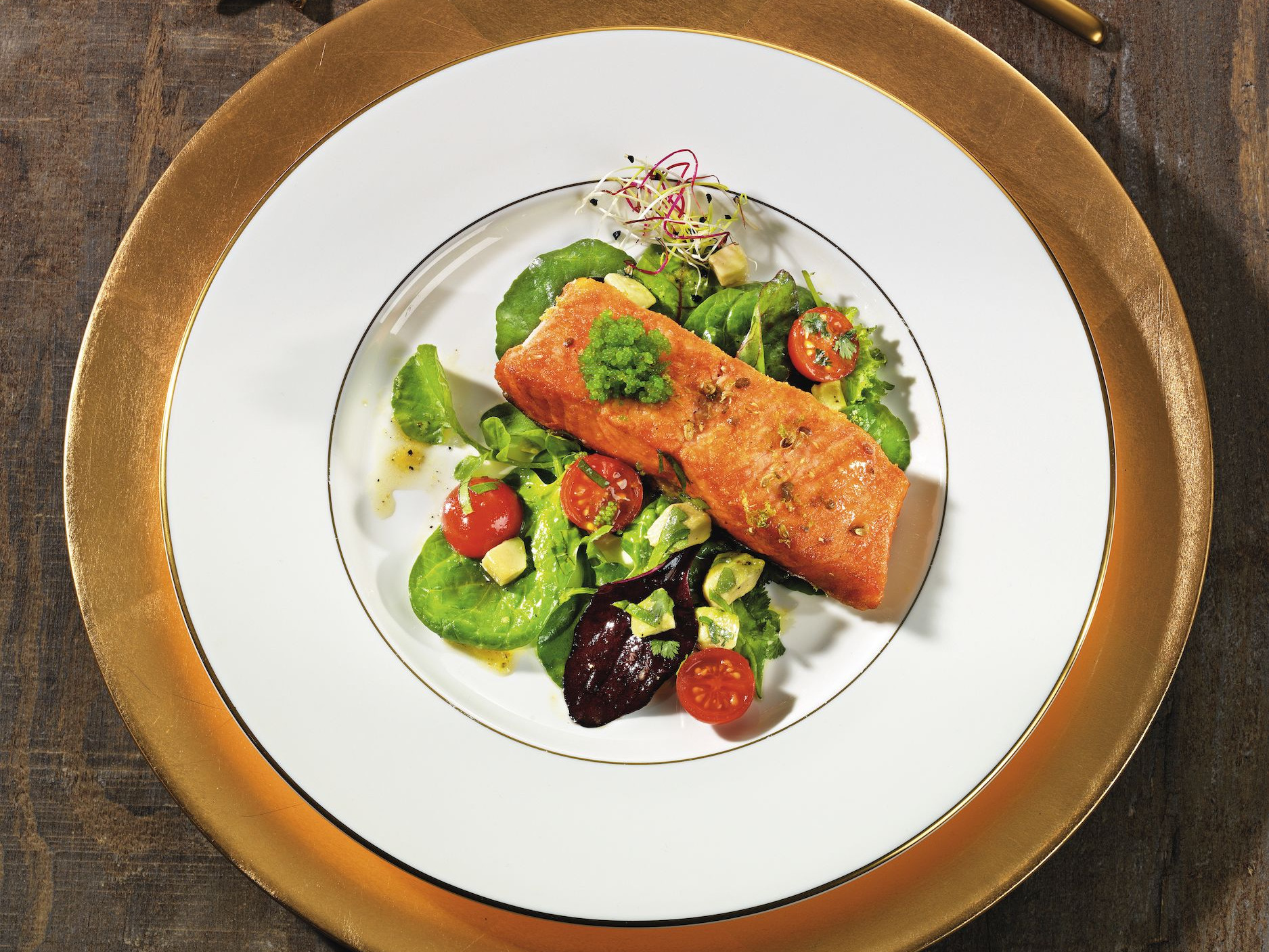 Gebratenes Lachsfilet und Wildkräutersalat mit Sesam-Ingwer-Dressing