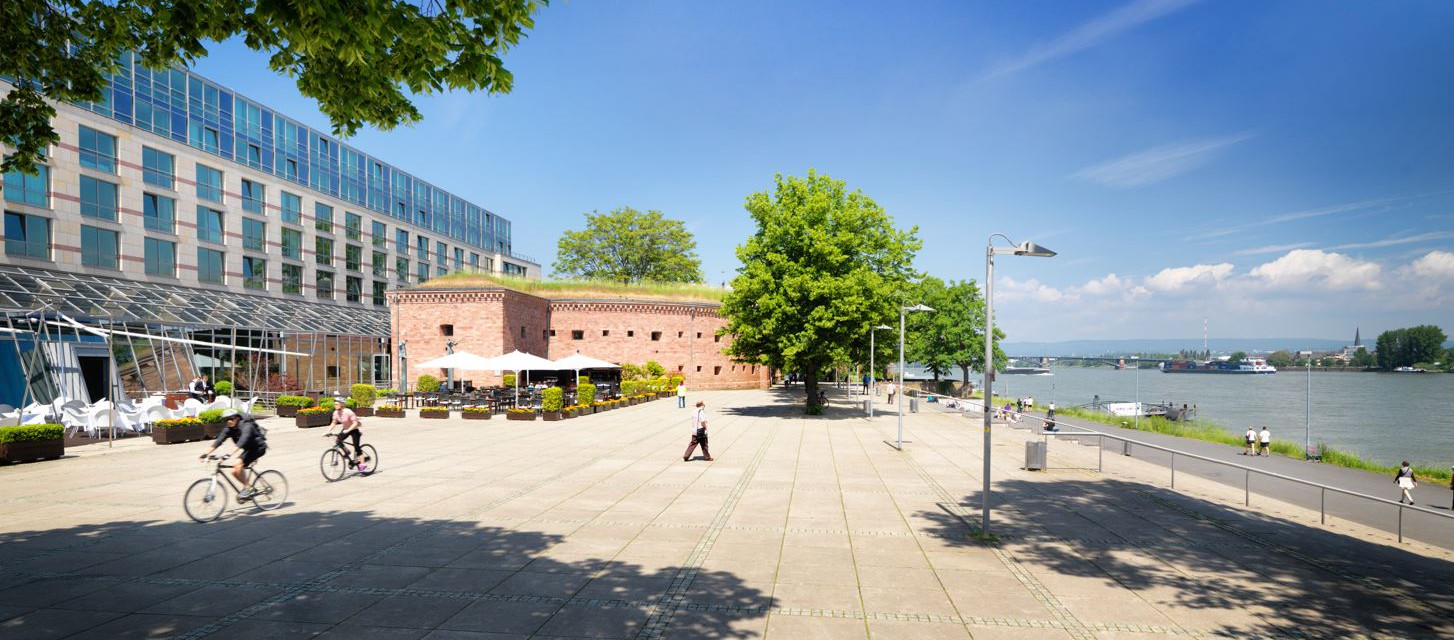 Die Piazza direkt neben dem Designhotel lädt zum Flanieren ein. Die Piazza direkt neben dem Designhotel lädt zum Flanieren ein.