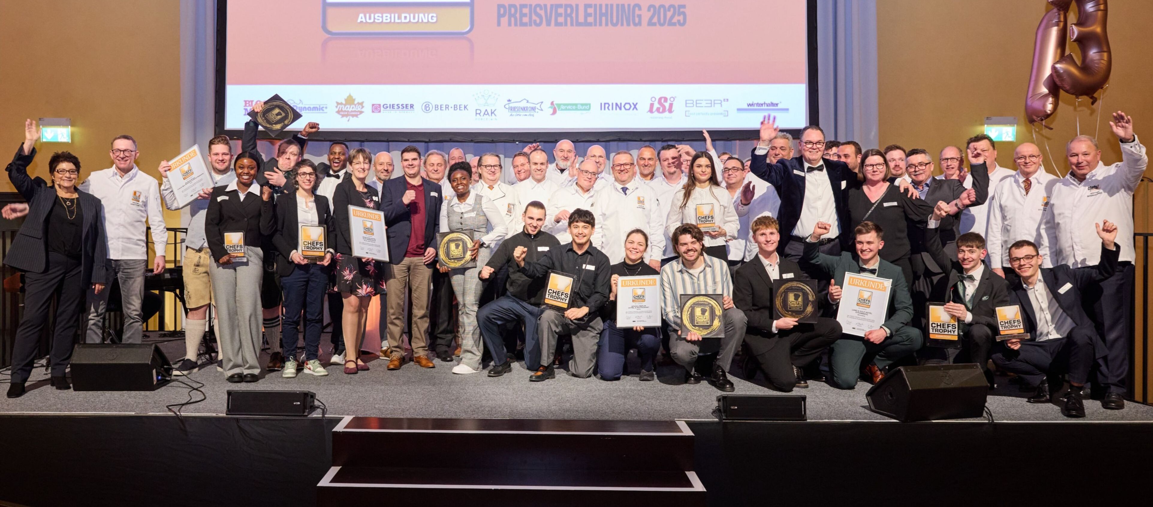 Am 17. November 2025 gab das Fachmagazin chefs! im Kongress- und Kulturzentrum Esperanto in Fulda bereits zum 13. Mal die Preisträger der CHEFS TROPHY Ausbildung bekannt. Am 17. November 2025 gab das Fachmagazin chefs! im Kongress- und Kulturzentrum Esperanto in Fulda bereits zum 13. Mal die Preisträger der CHEFS TROPHY Ausbildung bekannt.