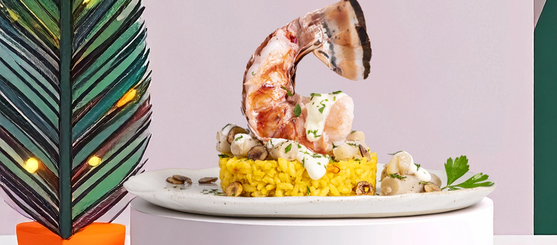 Grüne Hügel mit Bäumen und einem Haus auf der Spitze