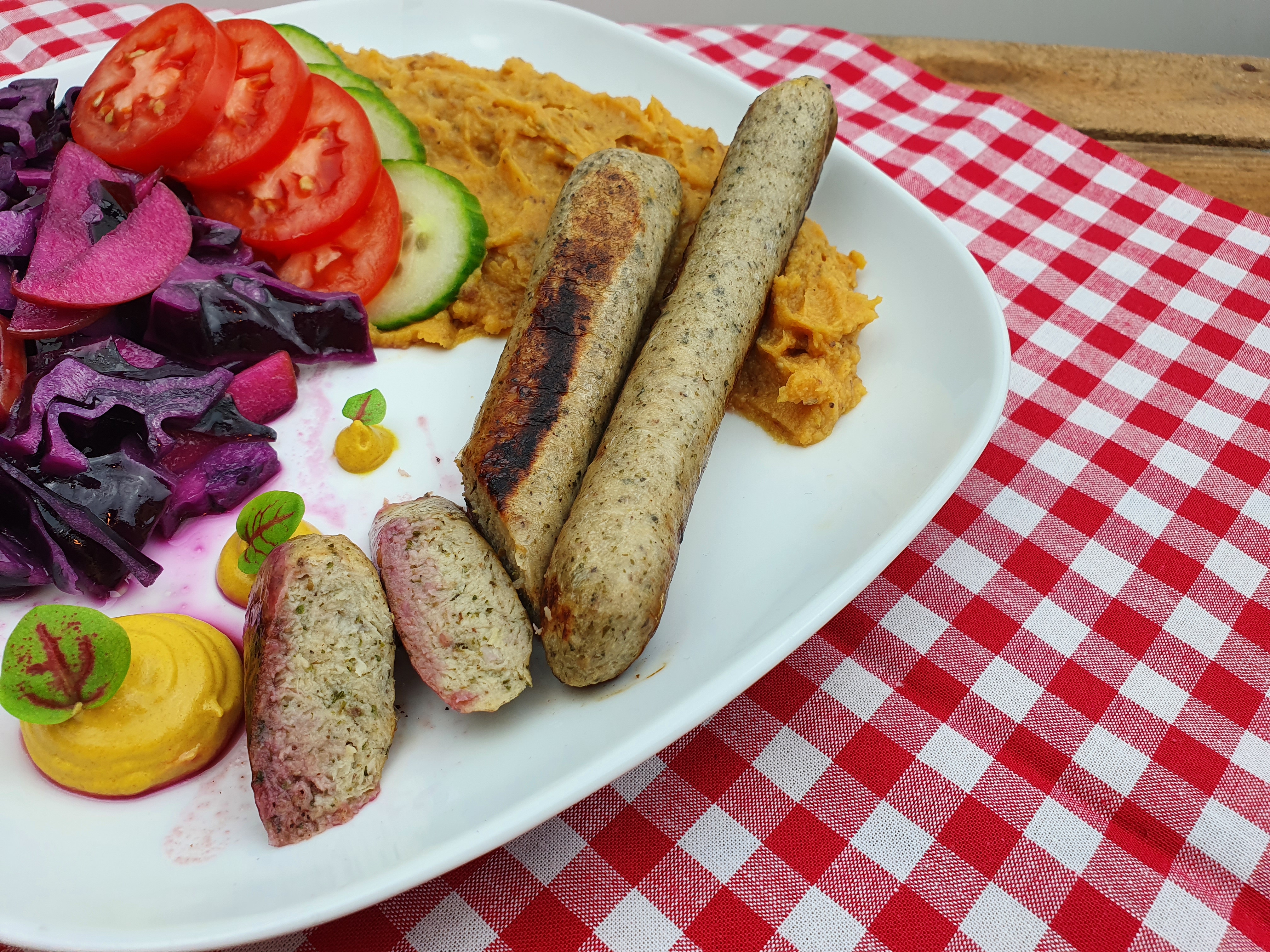 Vegetarische Bratwurst mit Kimchi Rotkohl