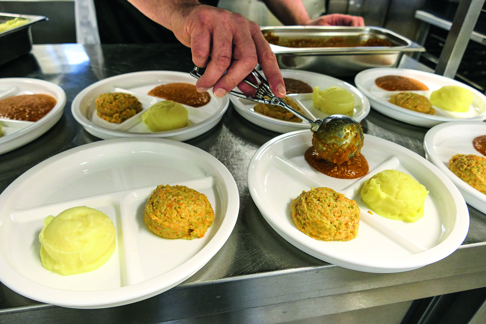 Auch für passierte oder zerkleinerte Kost gibt es Lösungen, die optisch und geschmacklich dem regulären Menü entsprechen.